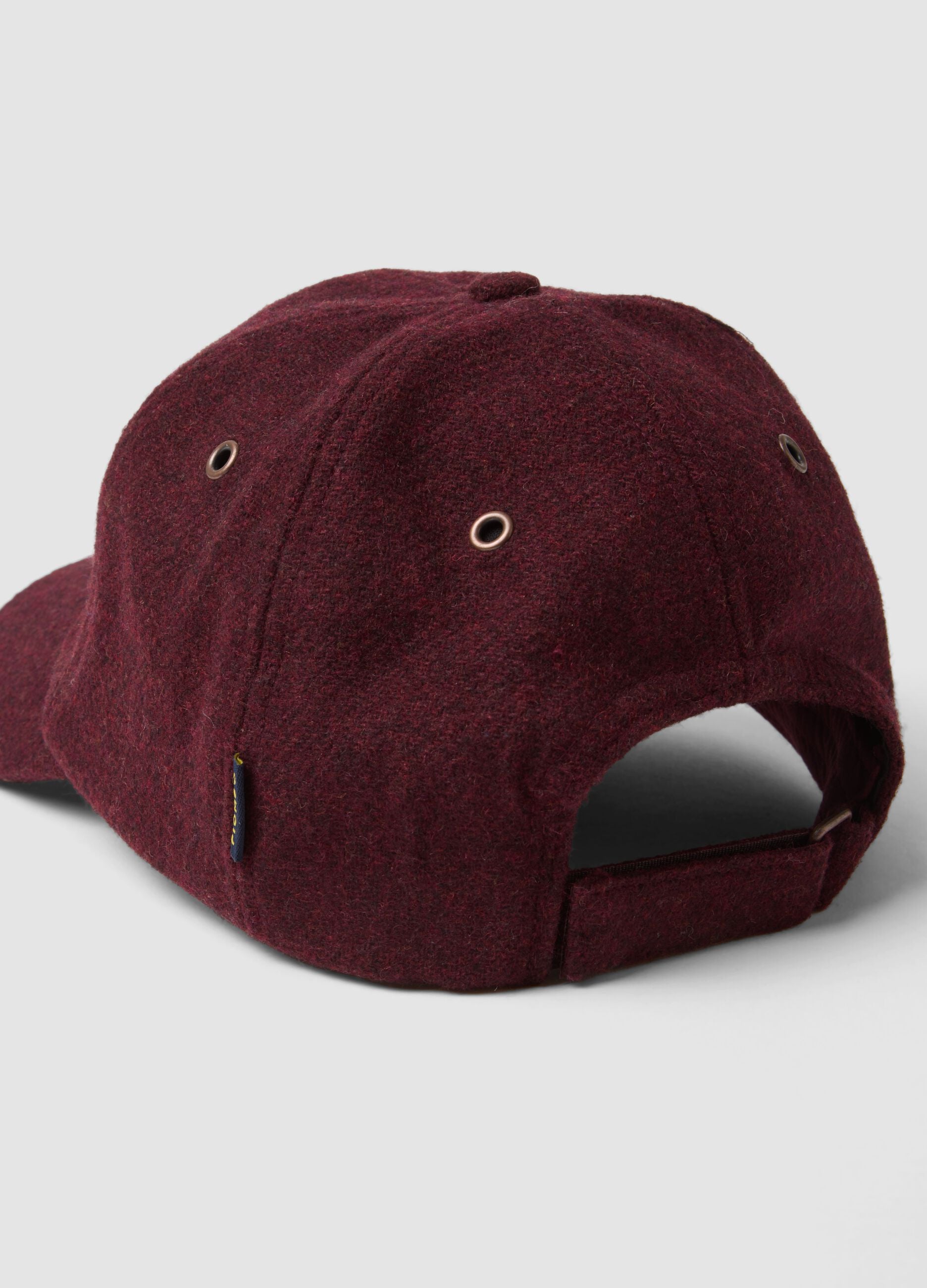 Bon&eacute; vermelho em mistura de l&atilde; e viscose