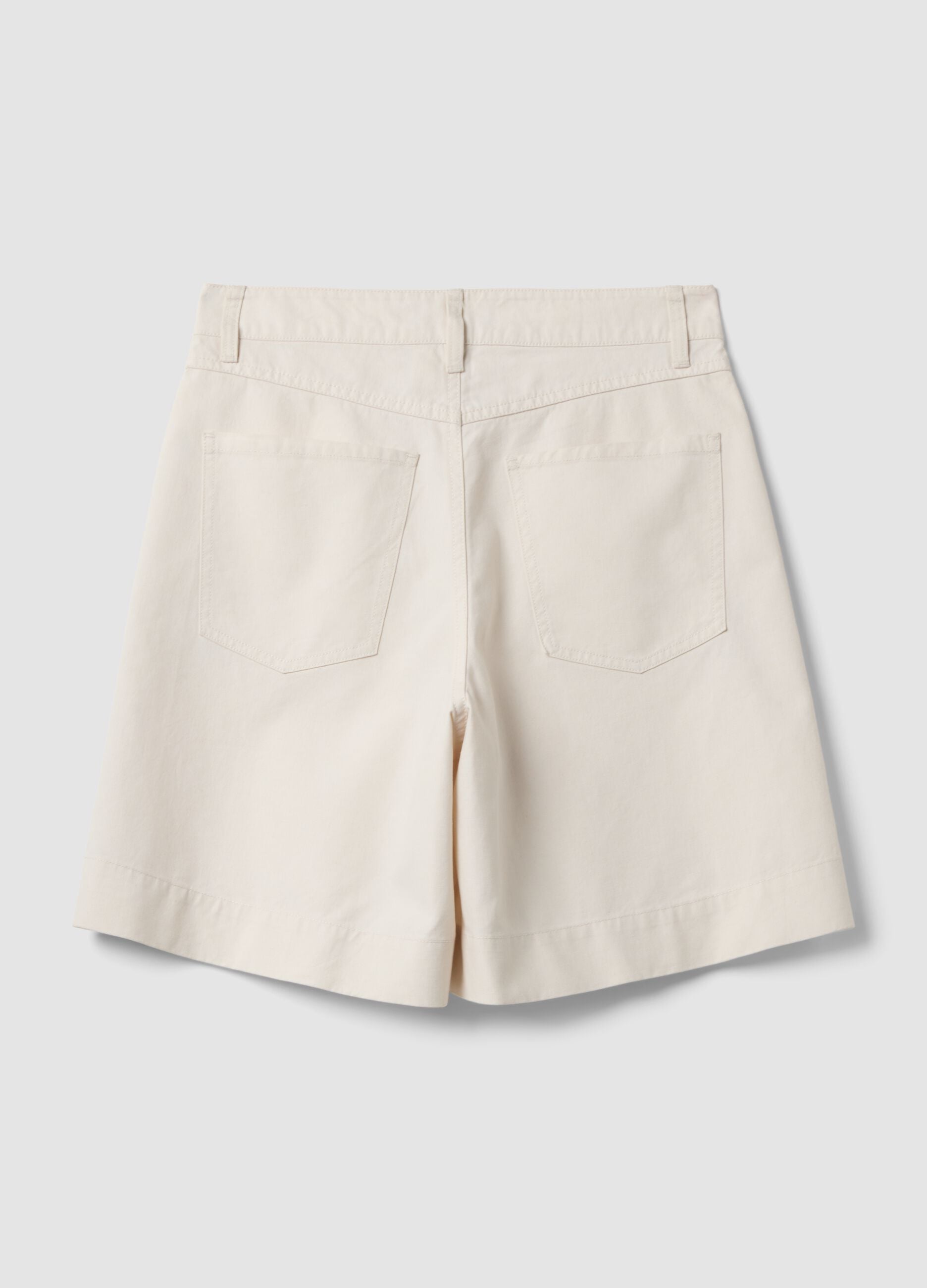 Shorts bianchi in misto lino e lyocell con ricami a contrasto regular fit