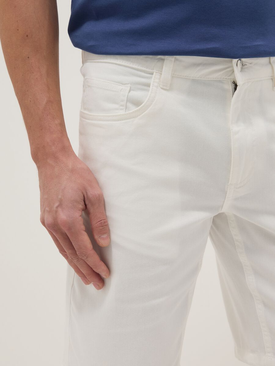 Wei&szlig;e Shorts aus reiner Baumwolle in Regular Fit_3
