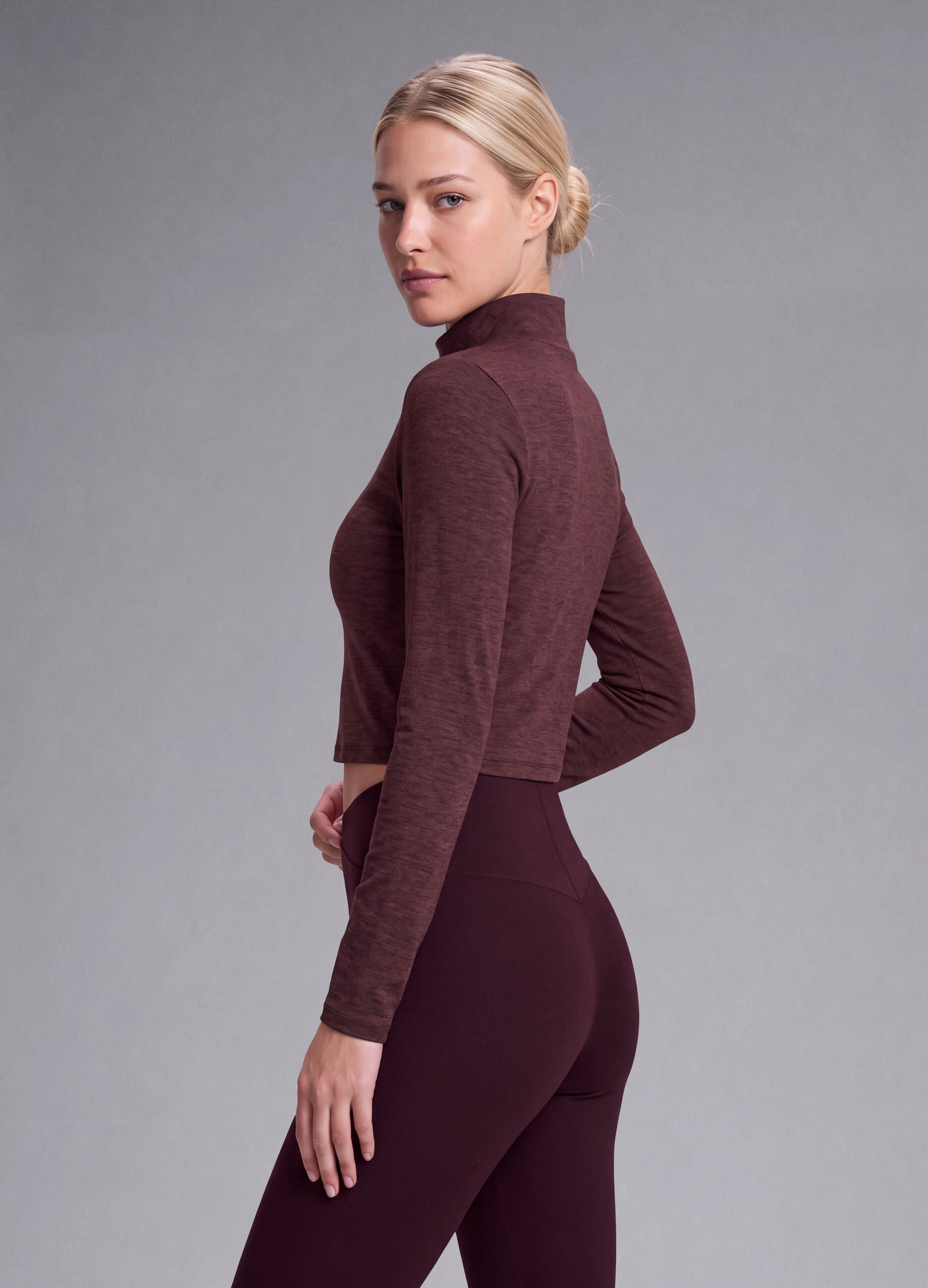T-shirt viola crop in tessuto elasticizzato con collo rialzato Easy Dry ALTAVIA STUDIO