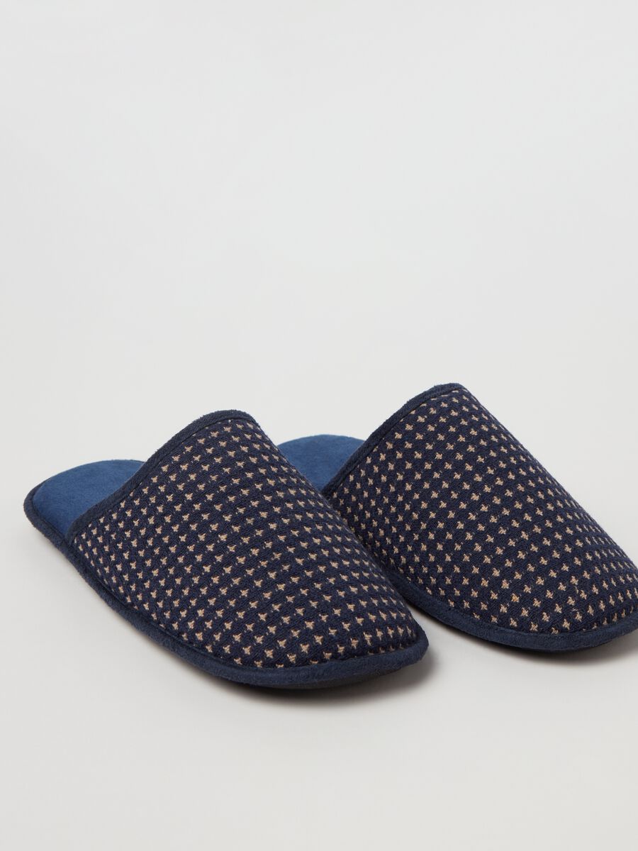 Slippers with micro-pattern_1