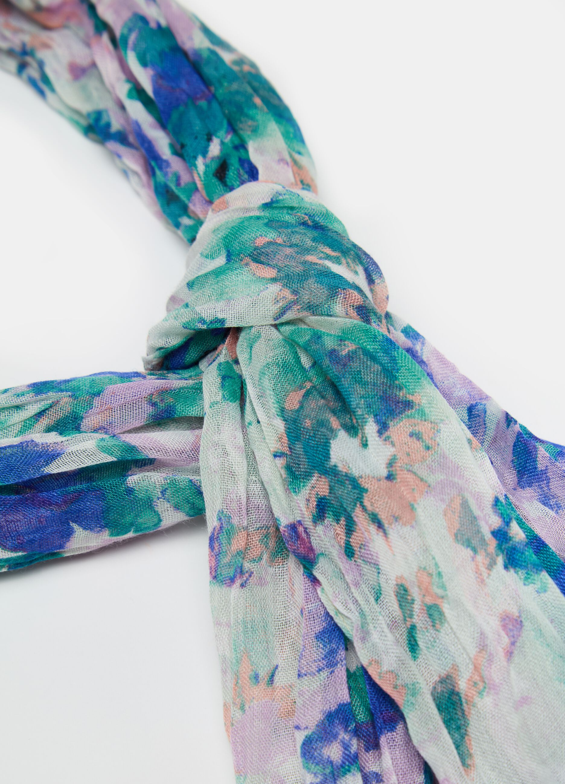 Crinkle-effect scarf with all-over print