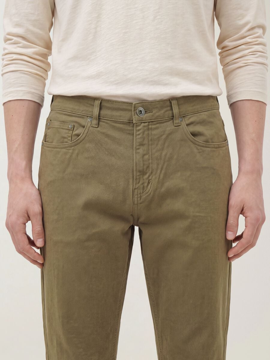 Pantaloni beige in twill di cotone elasticizzato carrot fit_2