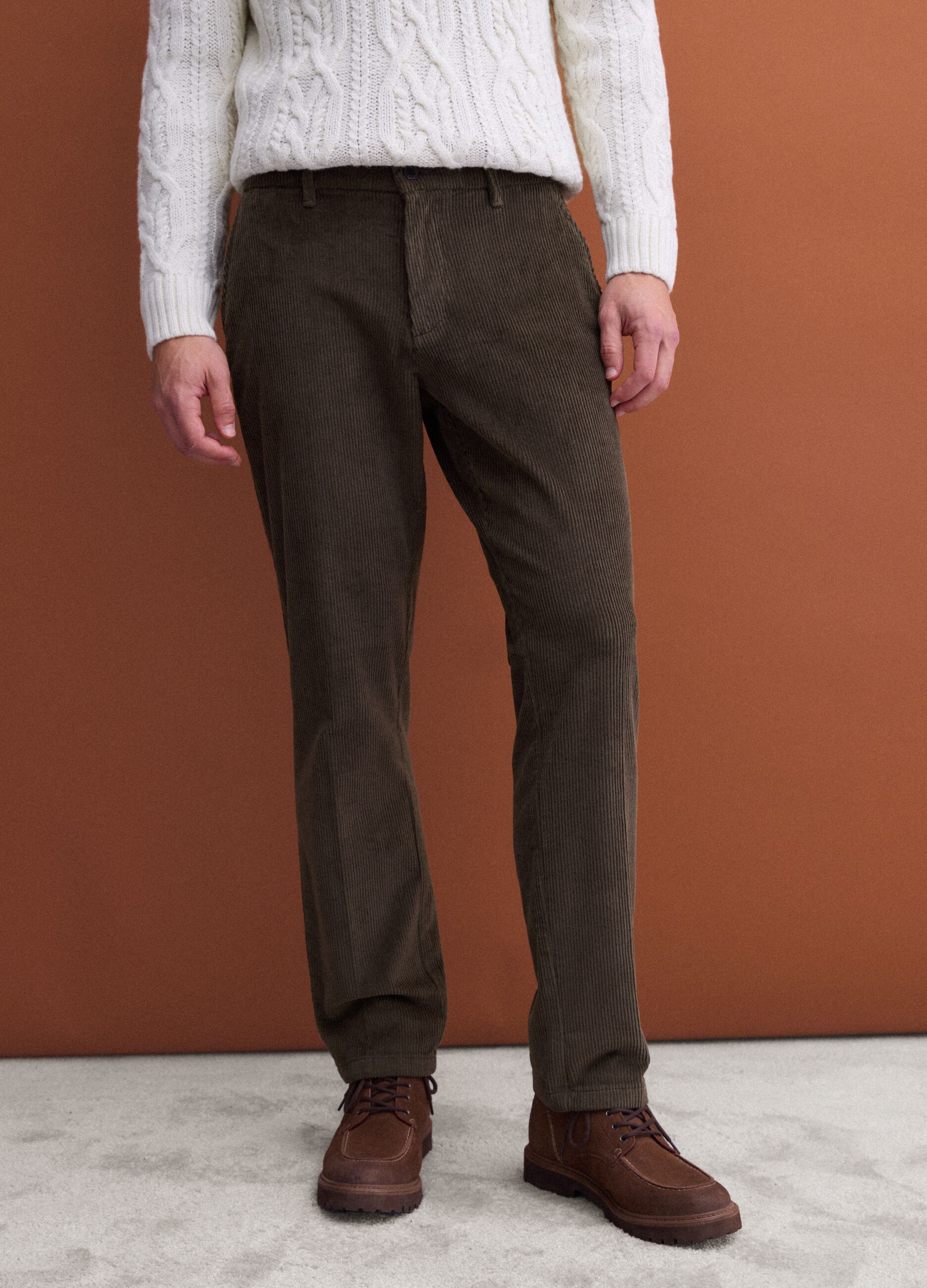 Cal&ccedil;as chino verdes regular fit em algod&atilde;o el&aacute;stico canelado