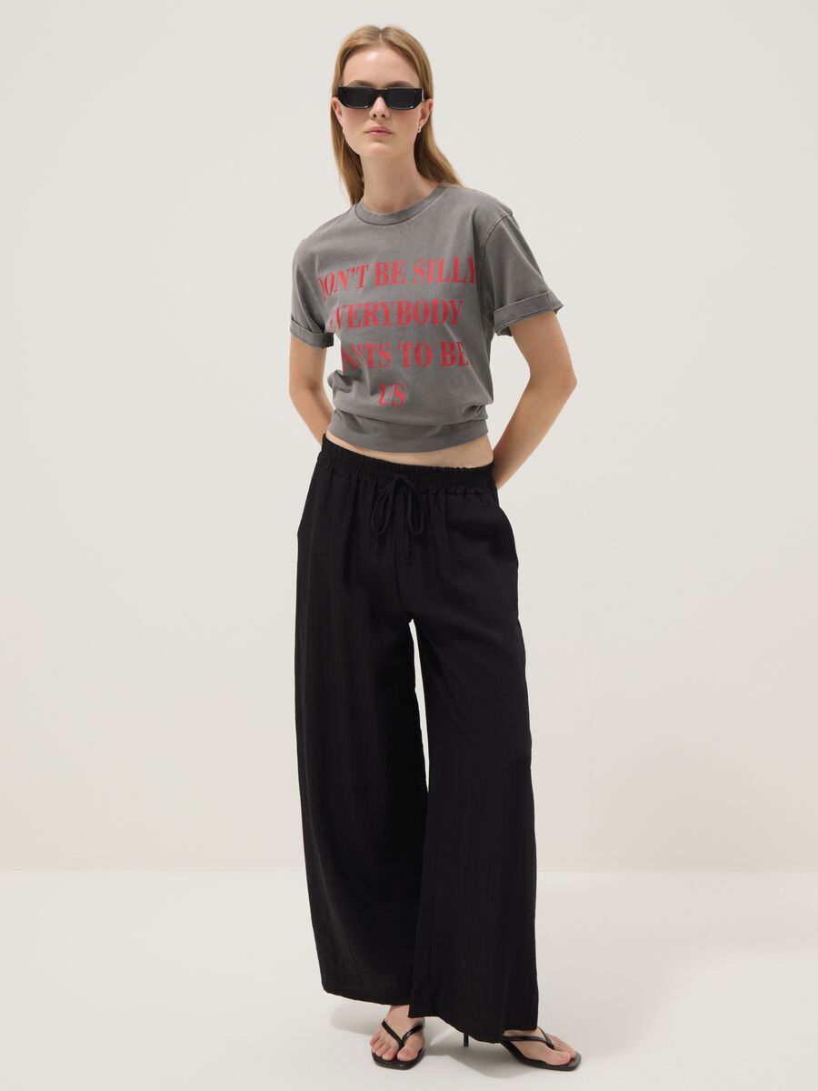 Graues T-Shirt aus reiner Baumwolle mit Print &bdquo;Der Teufel tr&auml;gt Prada&ldquo;, Oversize-Fit_1