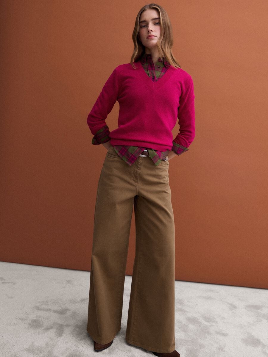 Red pure wool jumper with deep V-neck_2