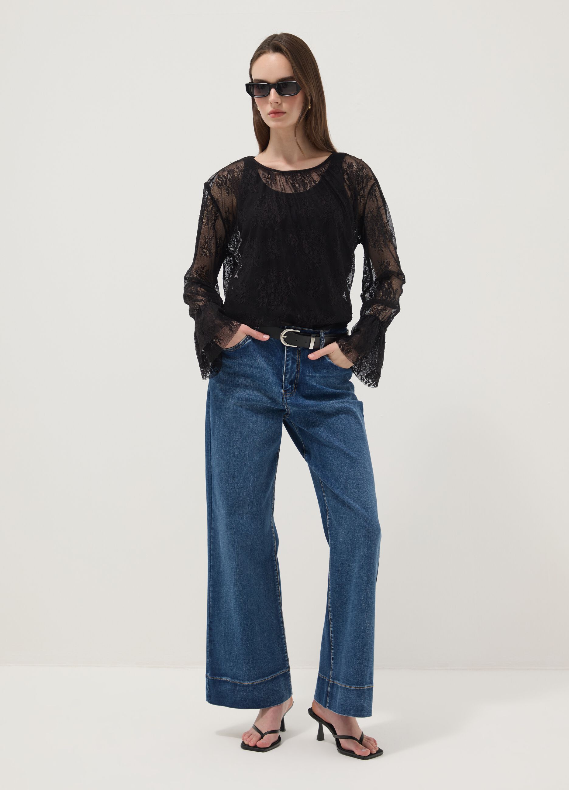 Blusa negra el&aacute;stica con encaje transparente, corte regular