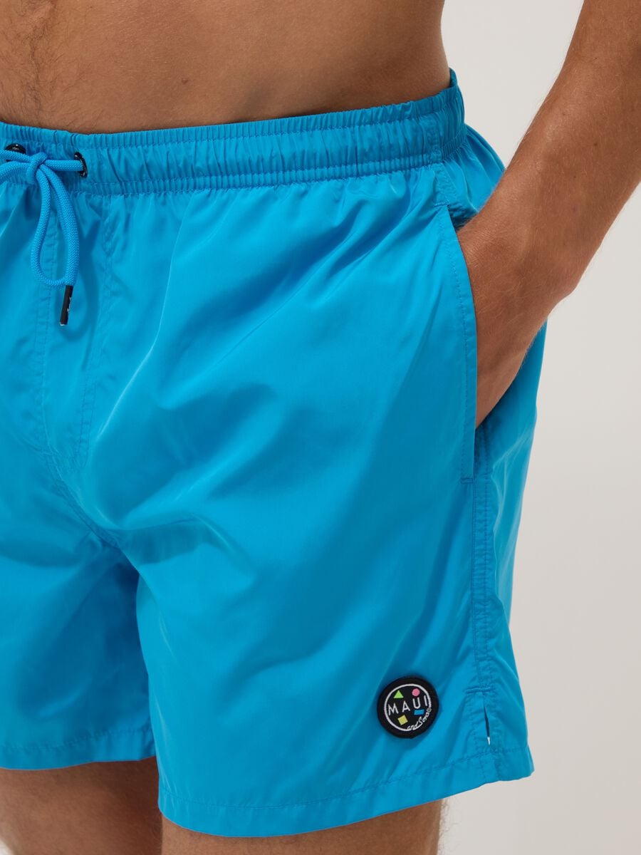 Ba&ntilde;ador tipo bermuda azul con cintura el&aacute;stica y cord&oacute;n_4