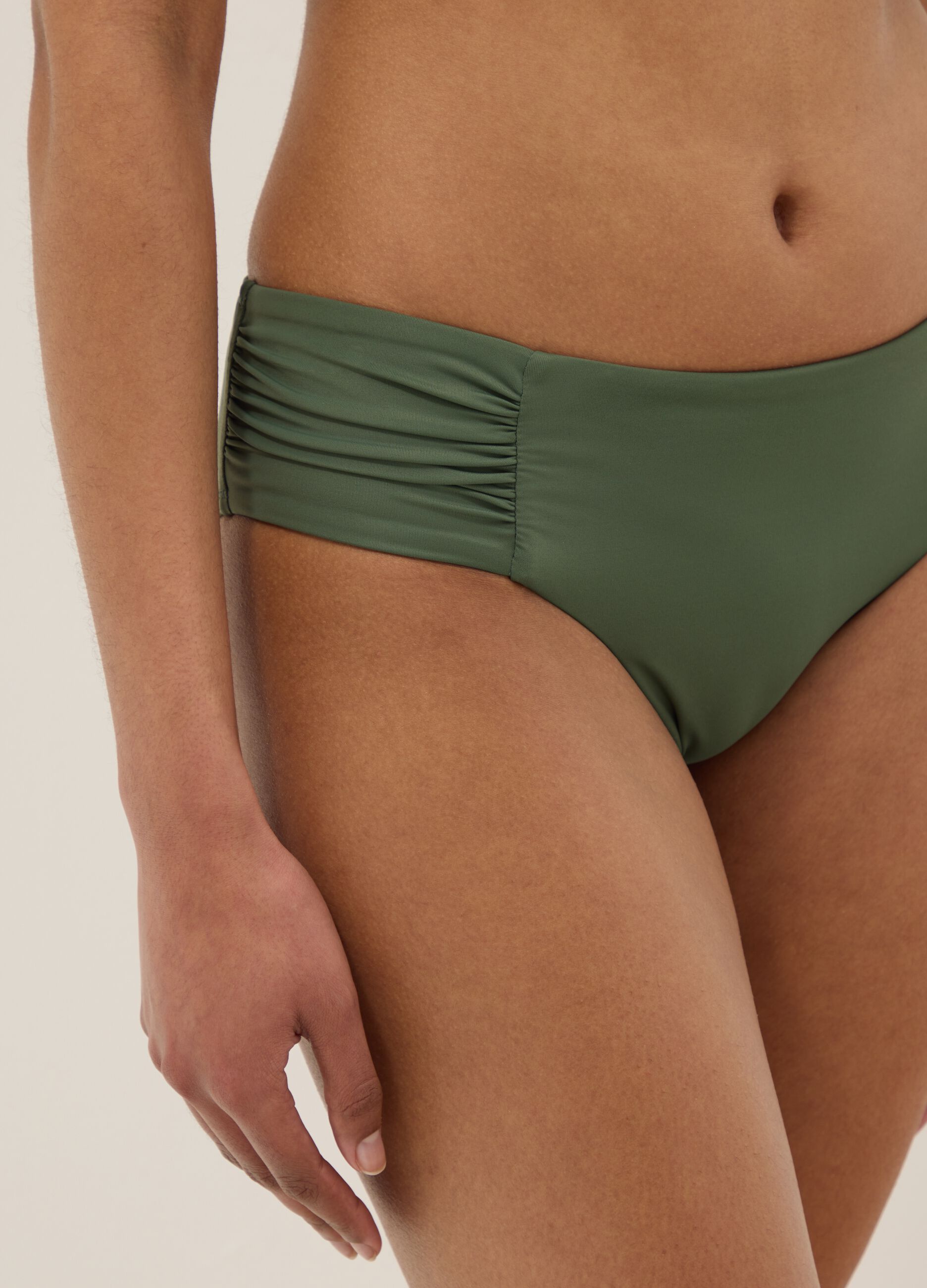 Gr&uuml;ne Swim-Briefs aus Stretchmaterial mit seitlicher Raffung