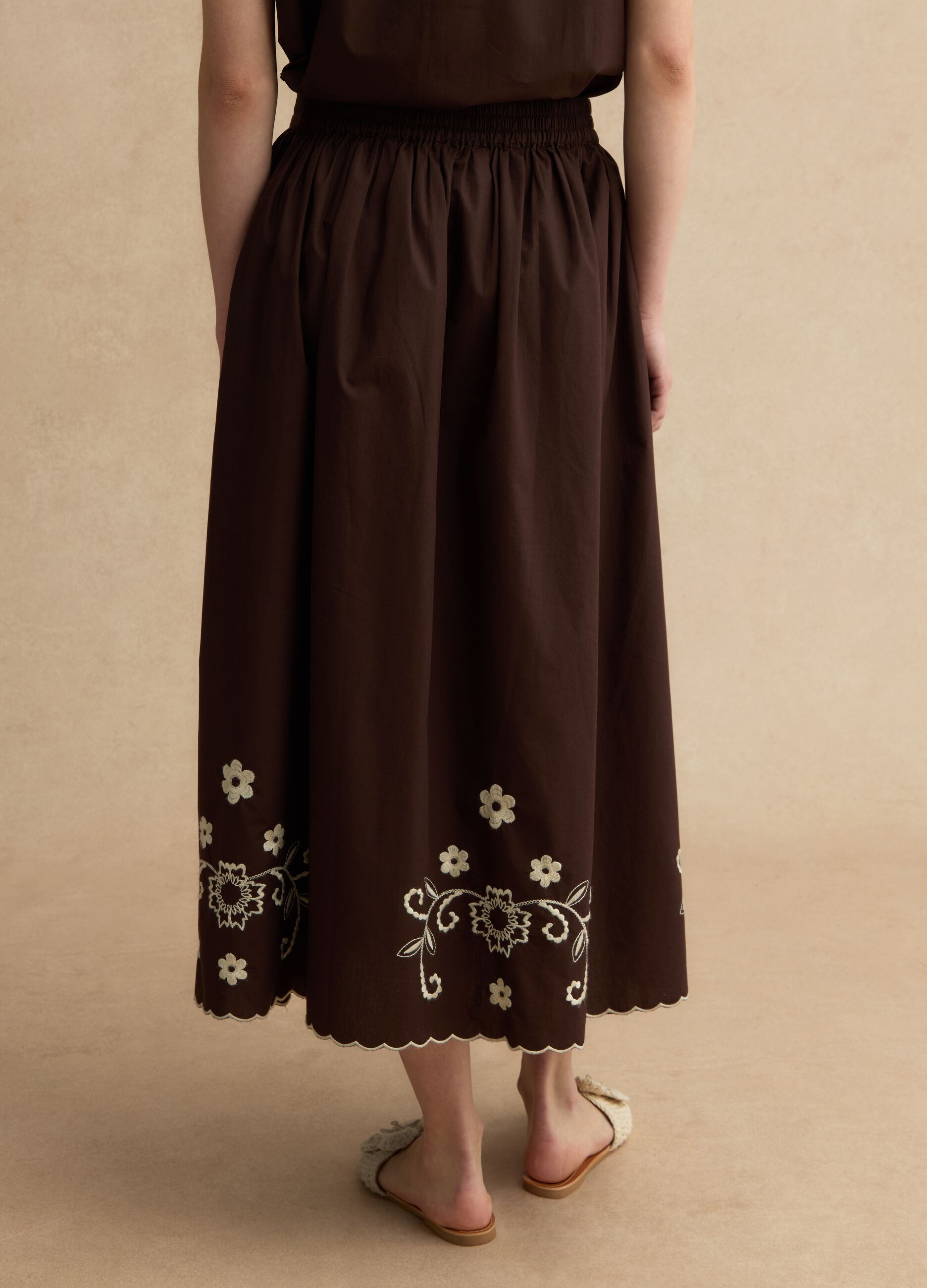 Langer Rock aus brauner reiner Baumwolle, regul&auml;re Passform mit Blumenstickerei
