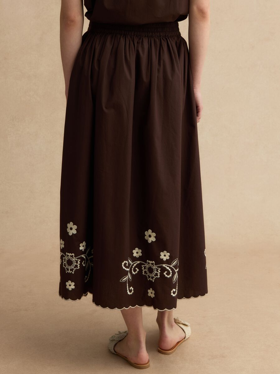 Langer Rock aus brauner reiner Baumwolle, regul&auml;re Passform mit Blumenstickerei_3