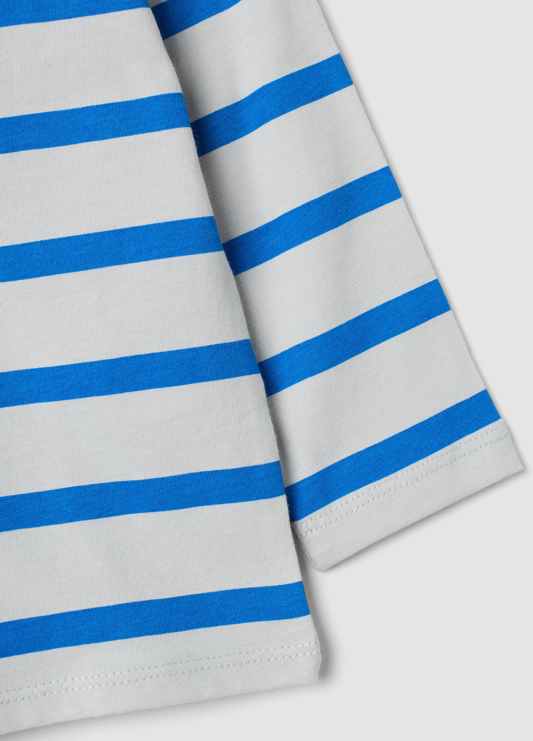 Oversized &pi;&omicron;&lambda;ύ&chi;&rho;&omega;&mu;&omicron; &rho;&iota;&gamma;έ T-shirt &alpha;&pi;ό 100% &omicron;&rho;&gamma;&alpha;&nu;&iota;&kappa;ό &beta;&alpha;&mu;&beta;ά&kappa;&iota; &gamma;&iota;&alpha; &alpha;&gamma;&omicron;&rho;ά&kappa;&iota;
