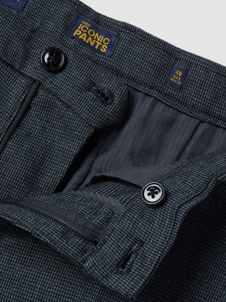 Pantaloni chino blu e grigi in viscosa elasticizzata_1