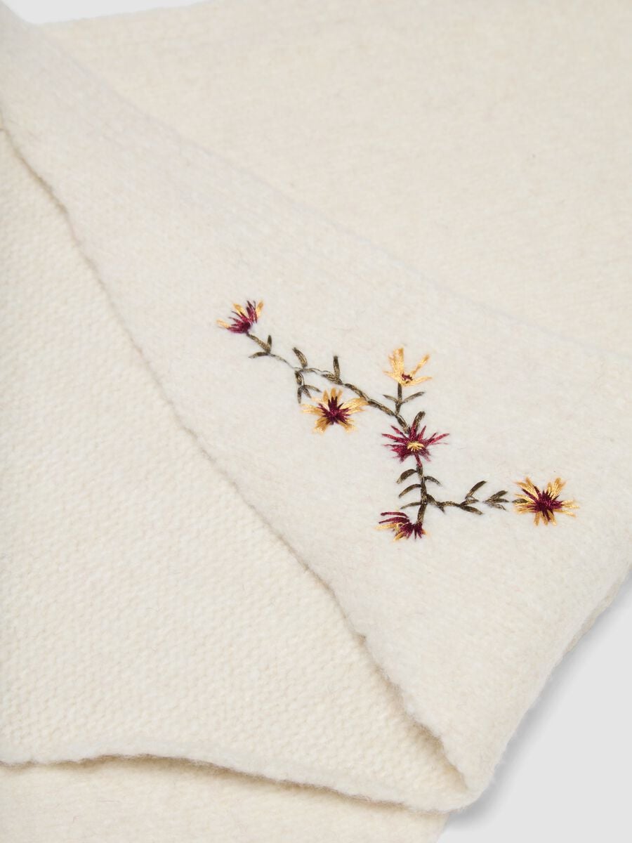 White stretch-fabric scarf with floral embroidery_2