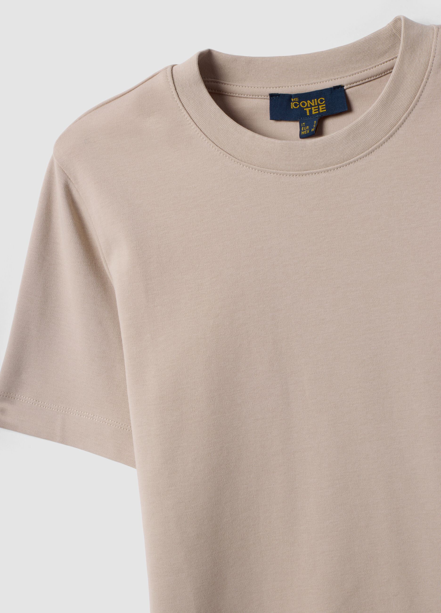 T-shirt bege de corte relaxed em algod&atilde;o puro de manga curta