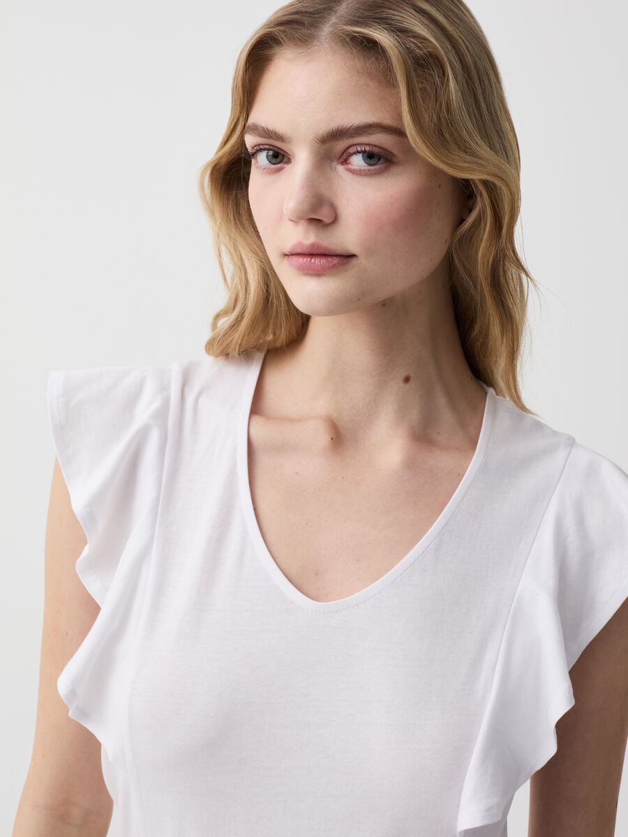 Sleeveless T-shirt with V neck and flounce_1