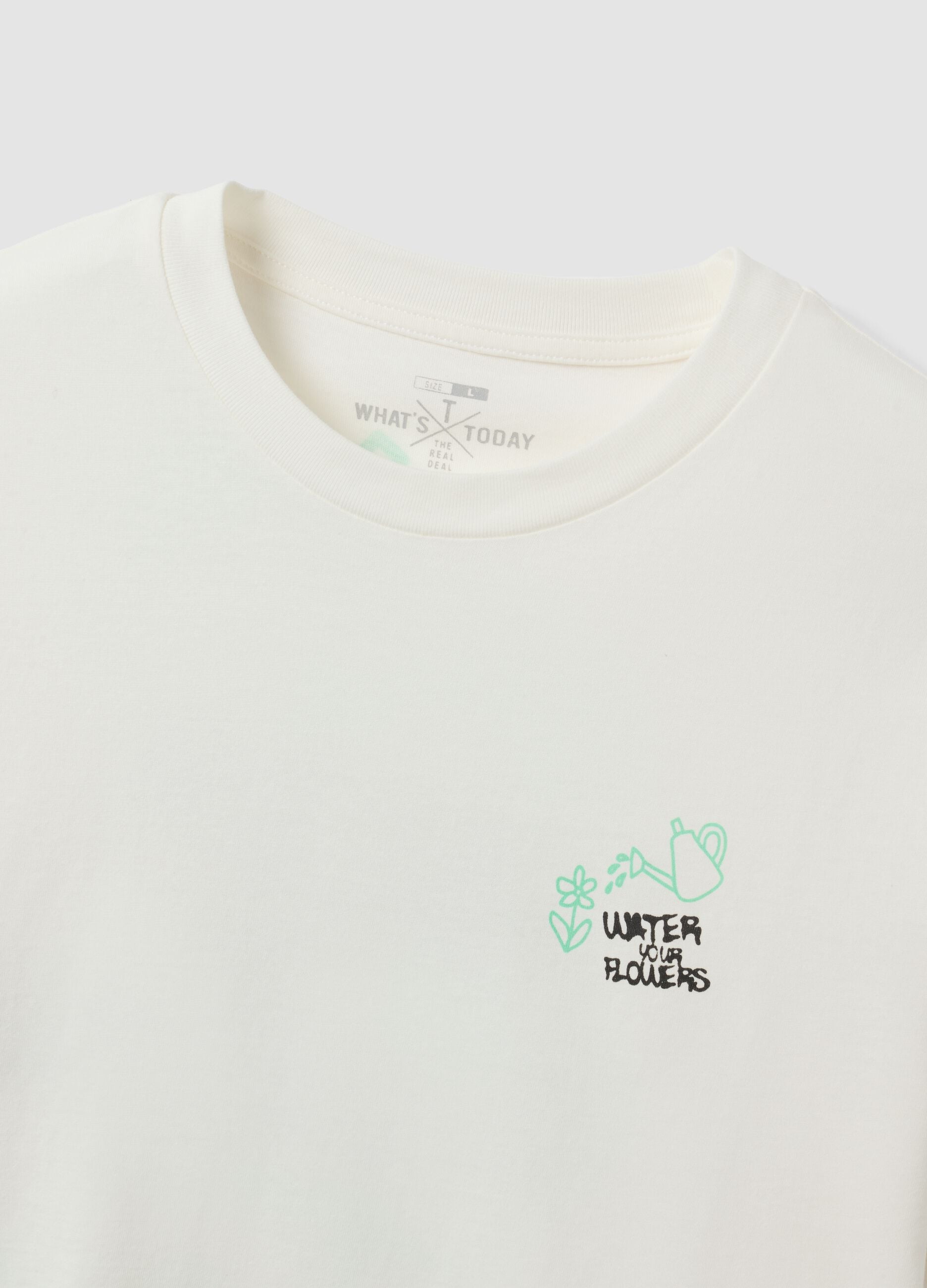 T-shirt branca em jersey 100% algod&atilde;o com estampado "Water your Flowers", corte regular