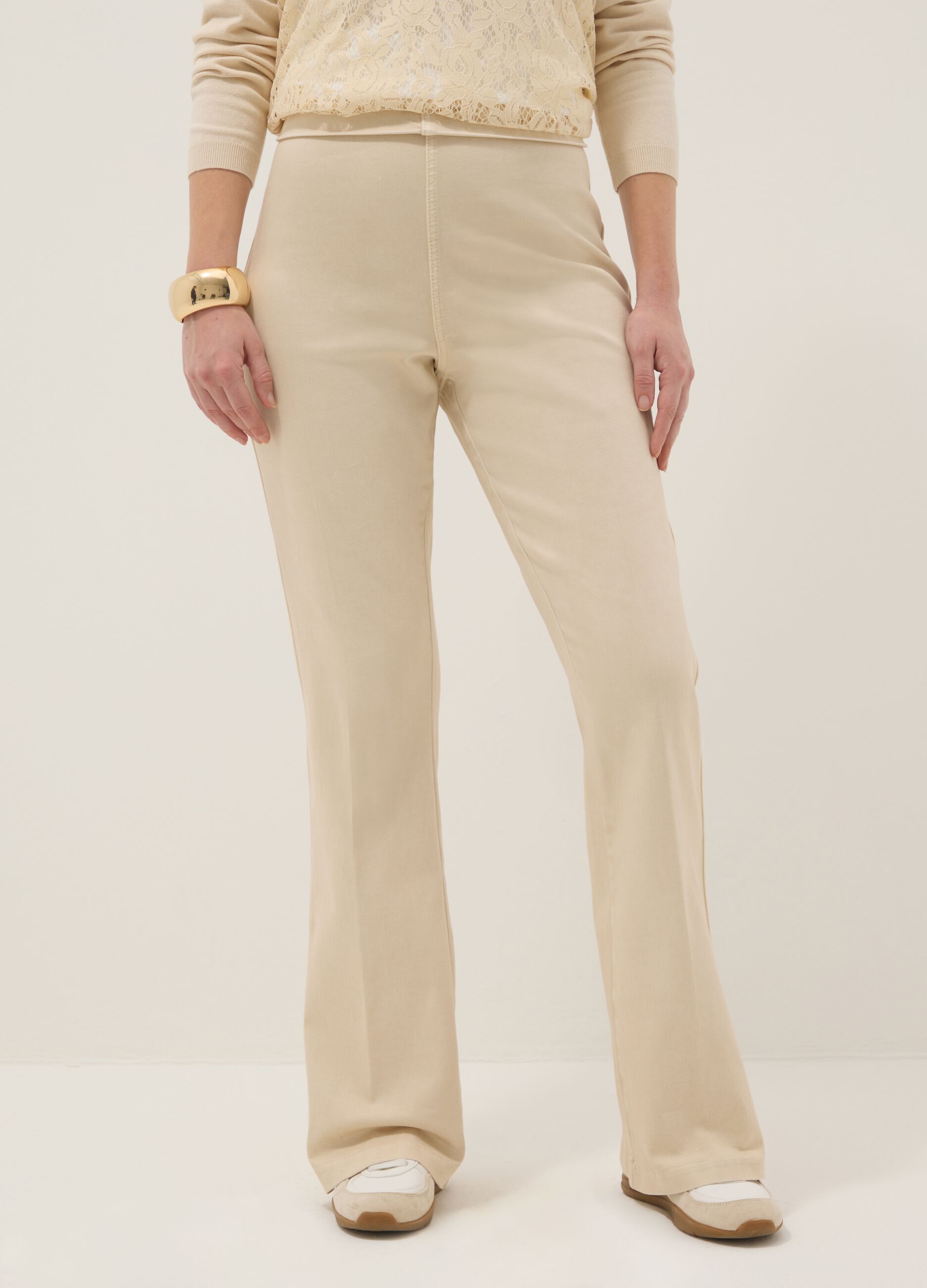 Umstands Flare-Hose Beige aus Stretch-Baumwolle