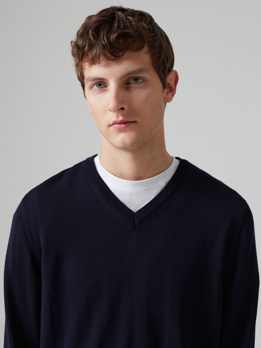 Merino wool pullover with V neck_1