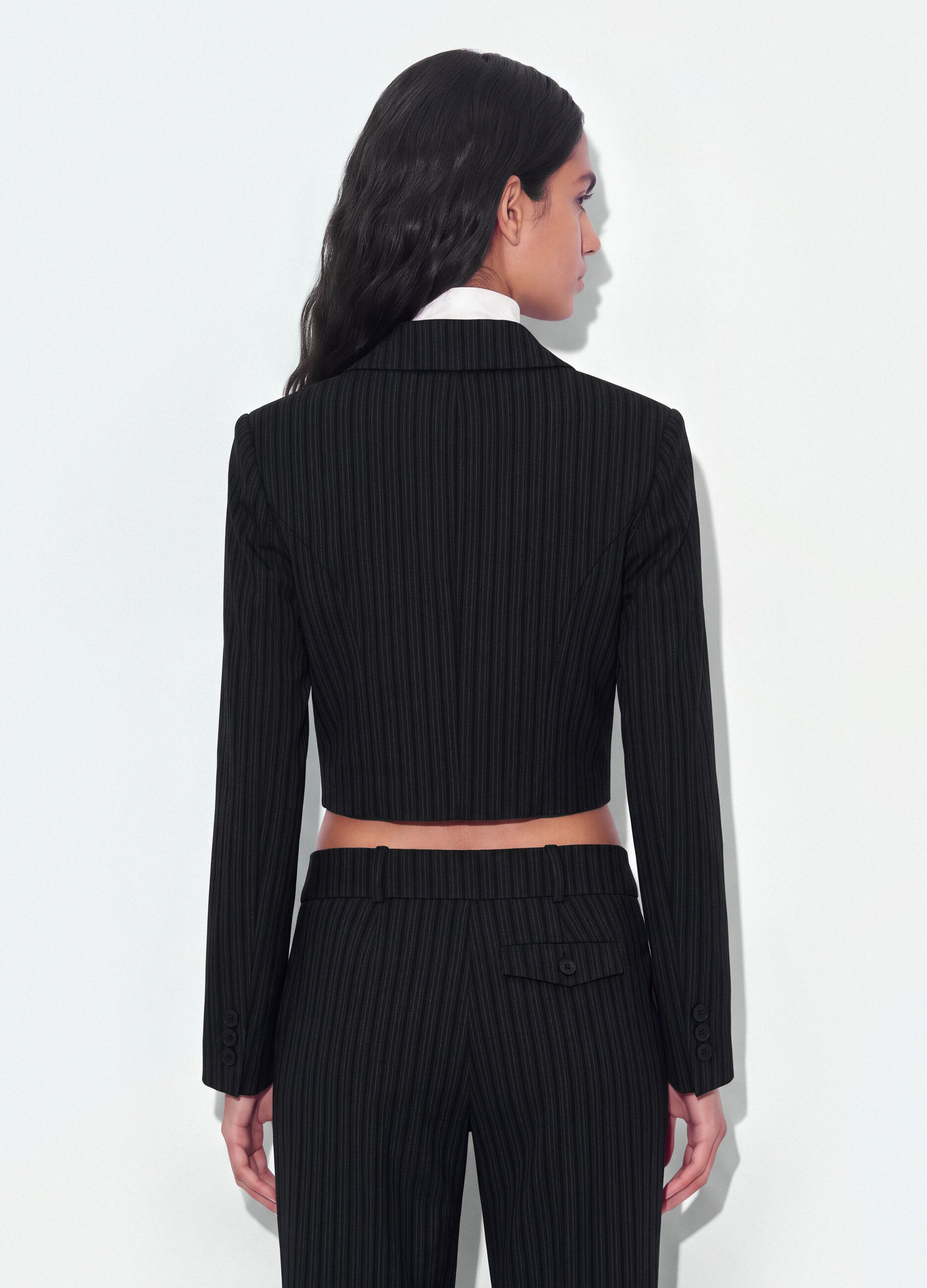 Blazer preto cropped em viscose el&aacute;stica com lapelas cl&aacute;ssicas, slim fit