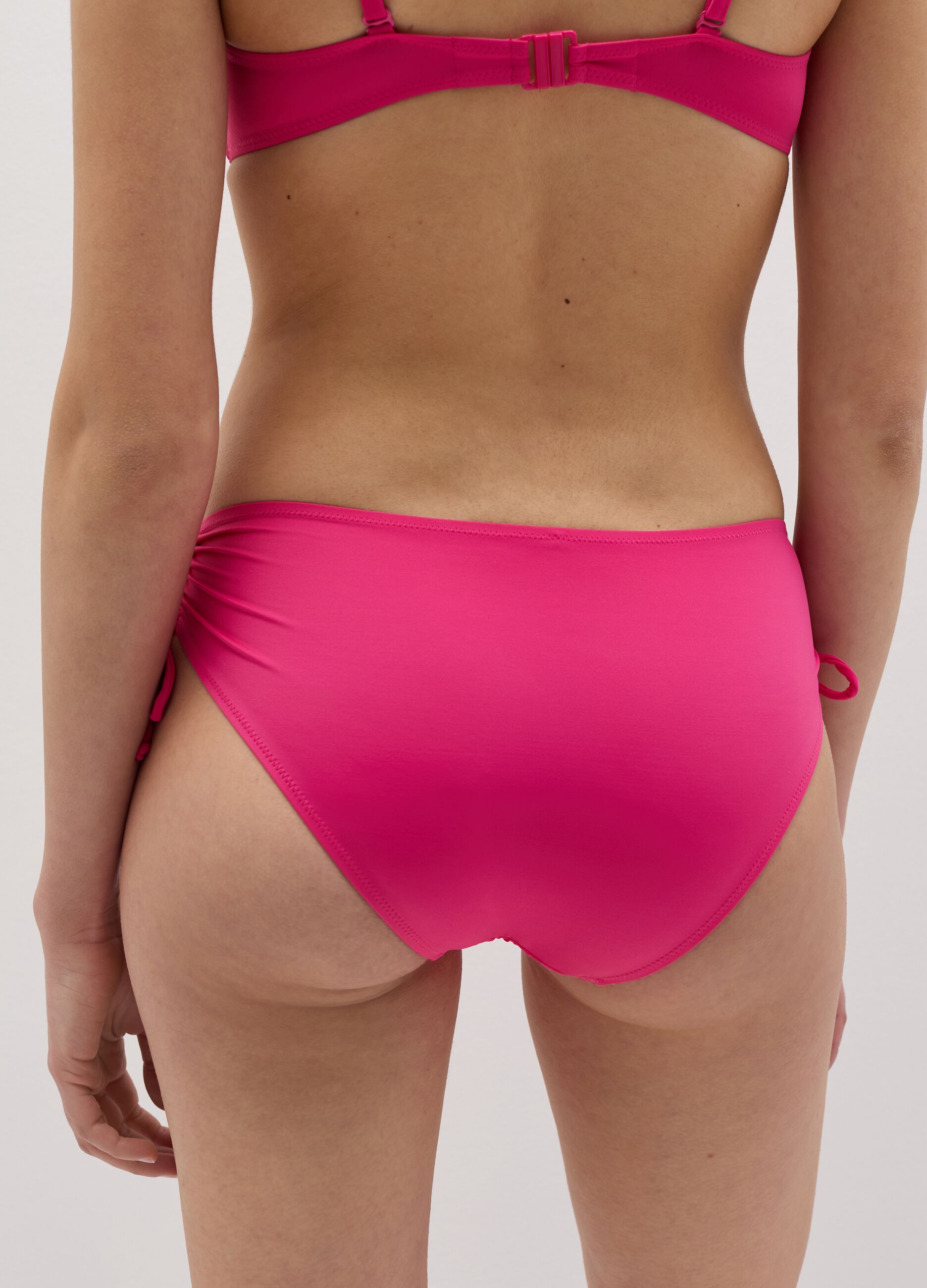 Braguita bikini color liso con cordón de ajuste