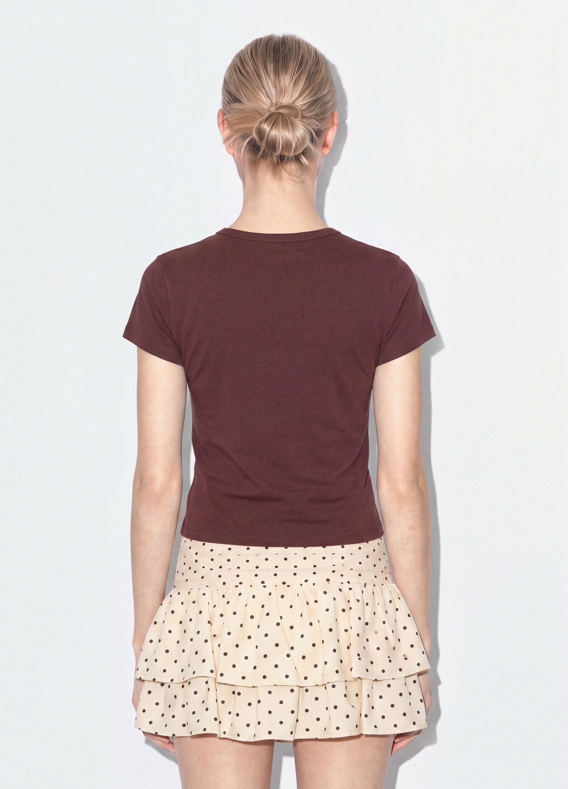 Braunes, figurbetontes T-Shirt aus Stretch-Baumwolle mit Strass-Applikationen