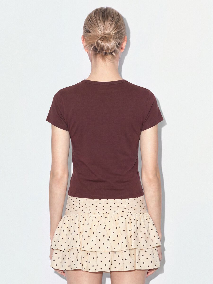 Braunes, figurbetontes T-Shirt aus Stretch-Baumwolle mit Strassapplikationen_2