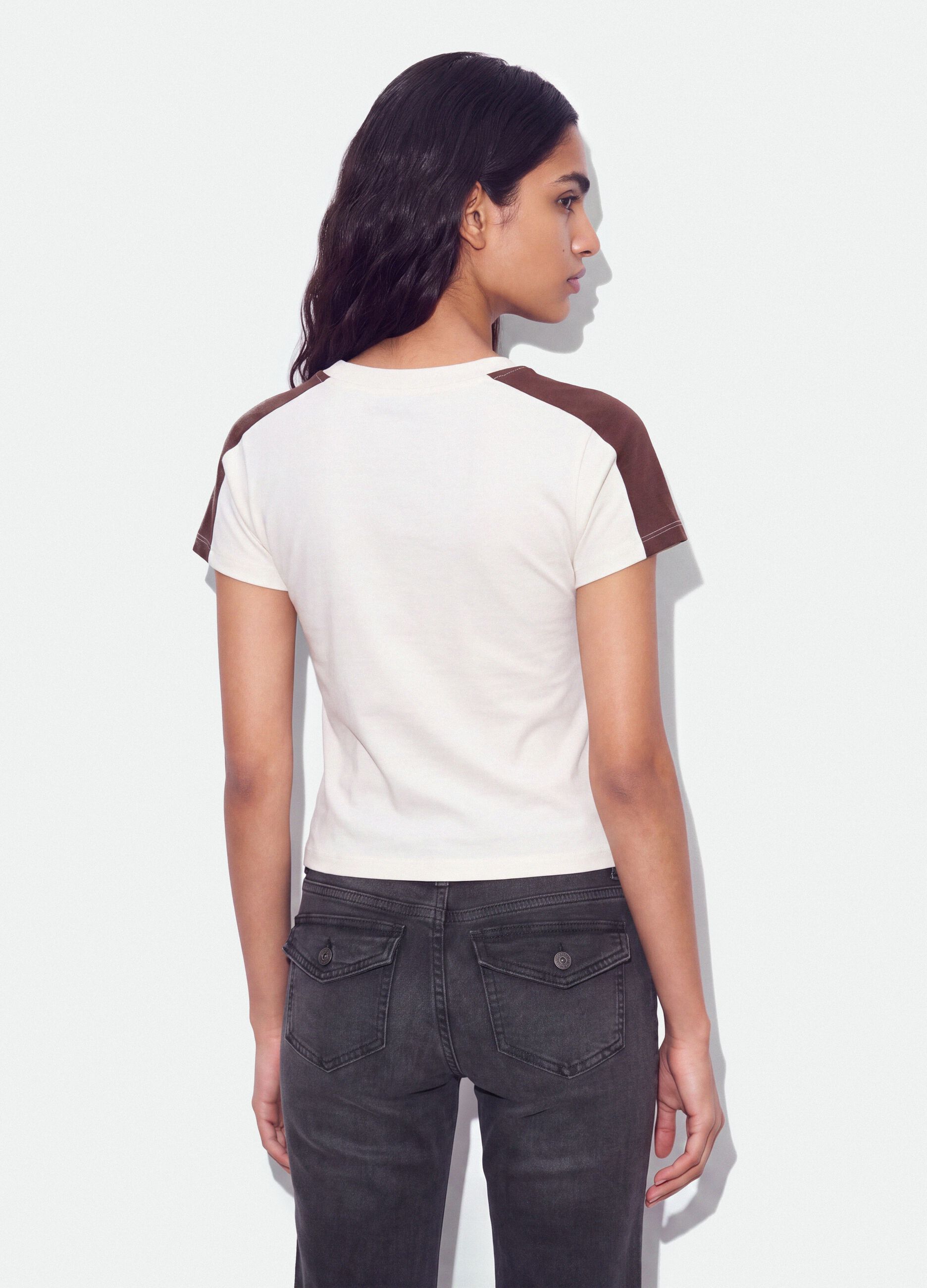&Lambda;&epsilon;&upsilon;&kappa;ό T-shirt &alpha;&pi;ό 100% &beta;&alpha;&mu;&beta;ά&kappa;&iota; &mu;&epsilon; &sigma;&tau;&rho;&omicron;&gamma;&gamma;&upsilon;&lambda;ή &lambda;&alpha;&iota;&mu;ό&kappa;&omicron;&psi;&eta; &kappa;&alpha;&iota; &sigma;&tau;ά&mu;&pi;&alpha; Detroit