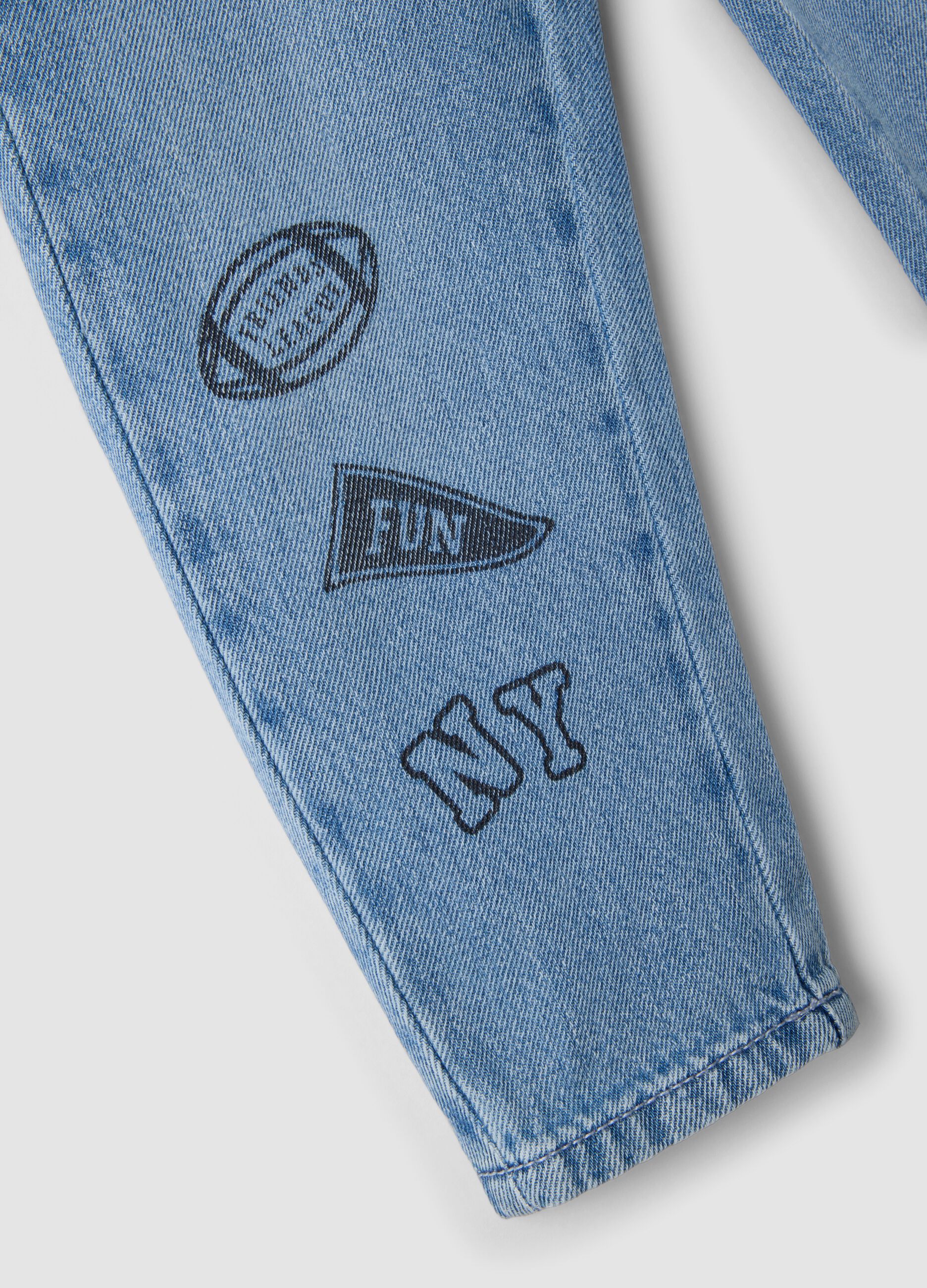 Jeans denim azzurri in misto cotone e viscosa con stampe college