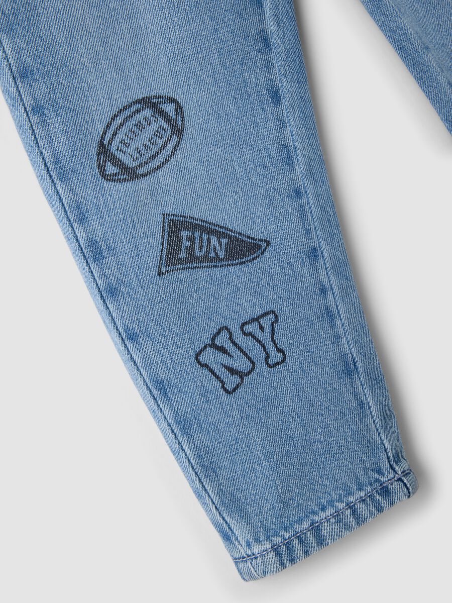 Jeans denim azzurri in misto cotone e viscosa con stampe college_3