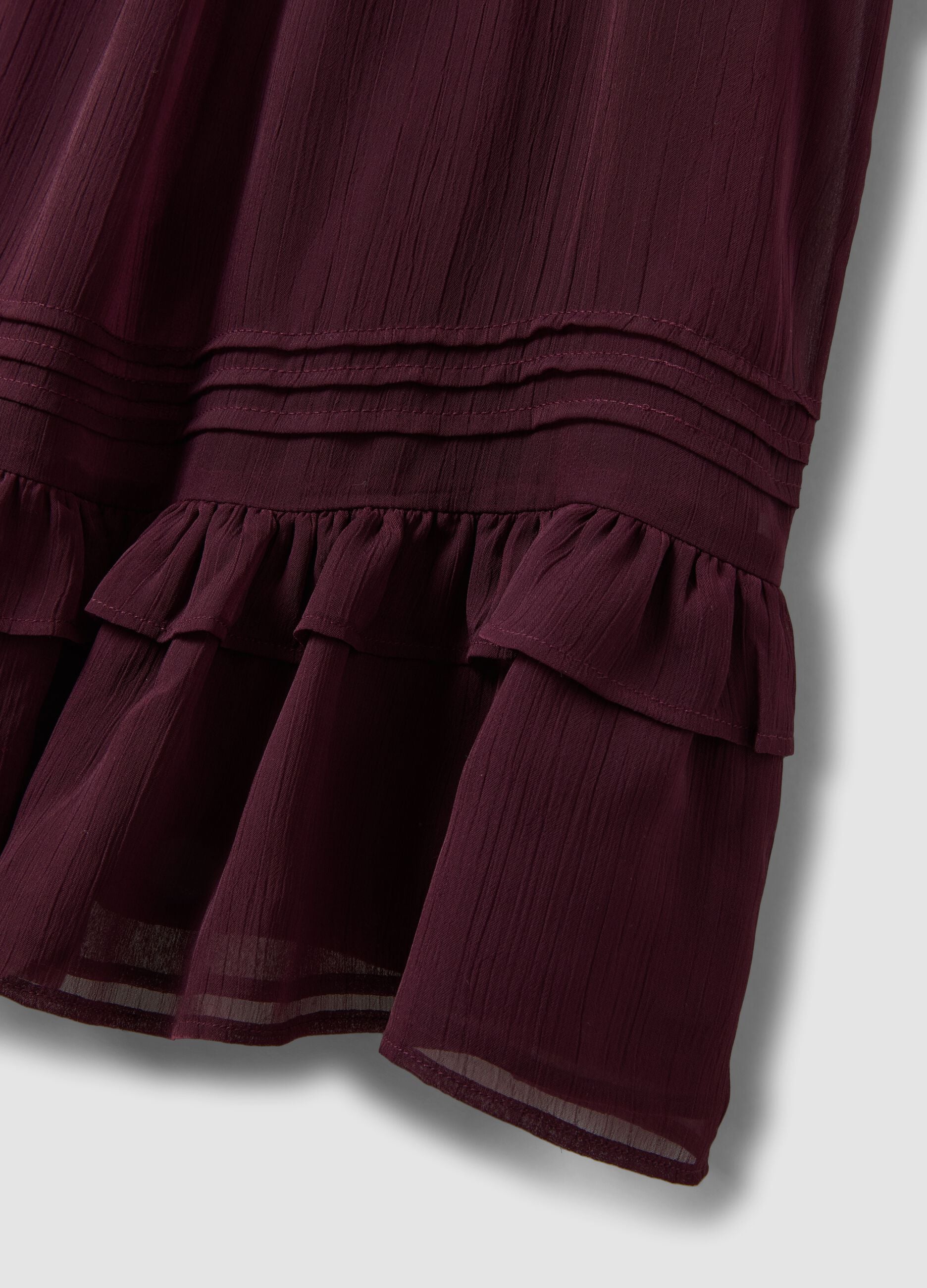 Violettes Minikleid mit Volants und tiefem Ausschnitt
