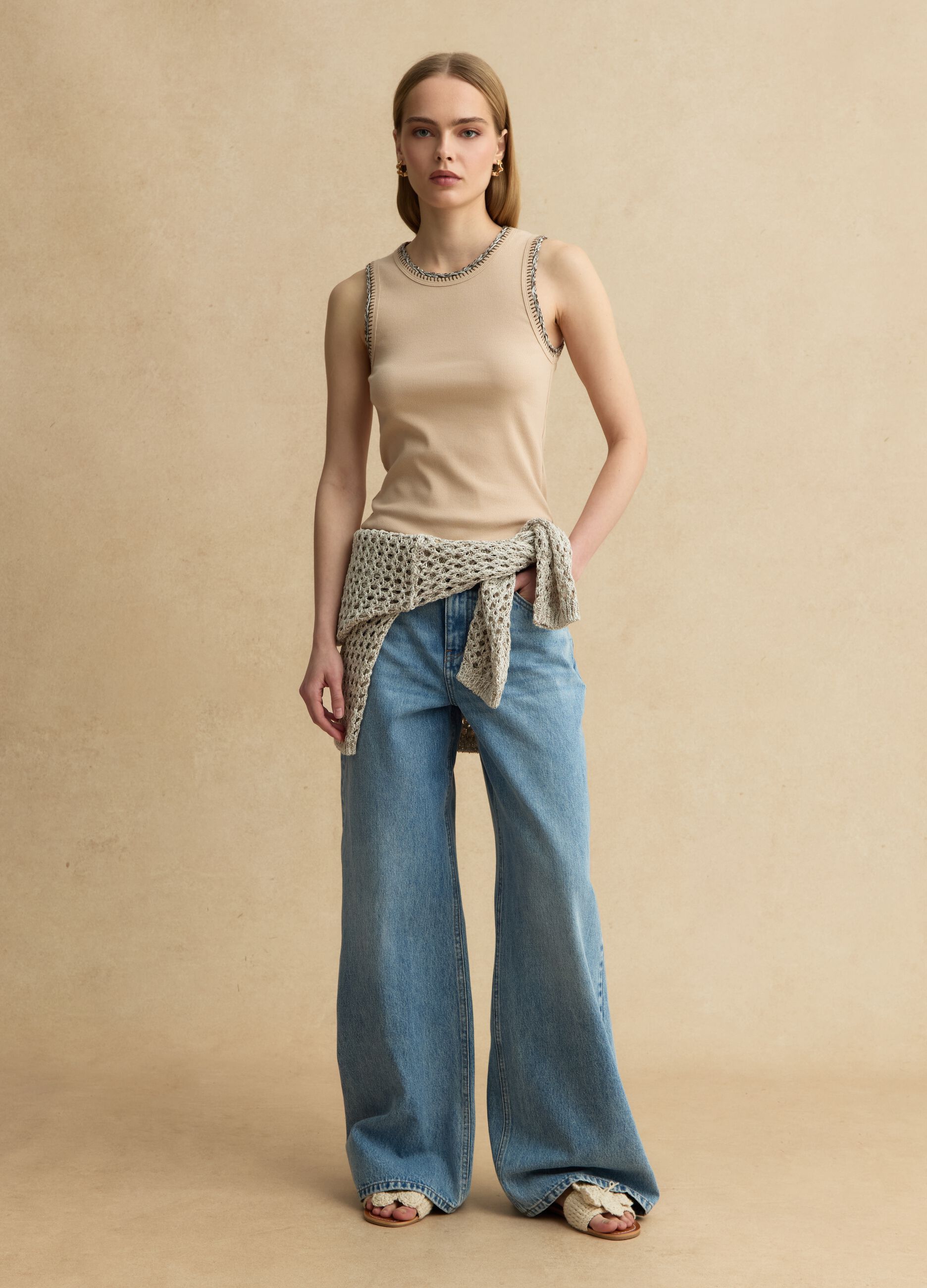 Beige Stretch-Baumwoll-Tanktop im Regular Fit mit bestickten Kanten