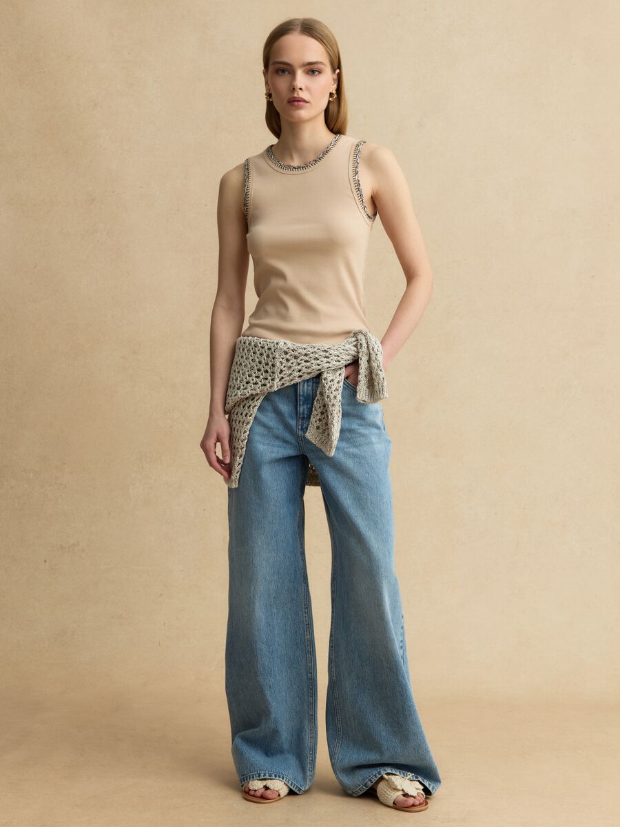 Beige Stretch-Baumwoll-Tanktop im Regular Fit mit bestickten Kanten_2