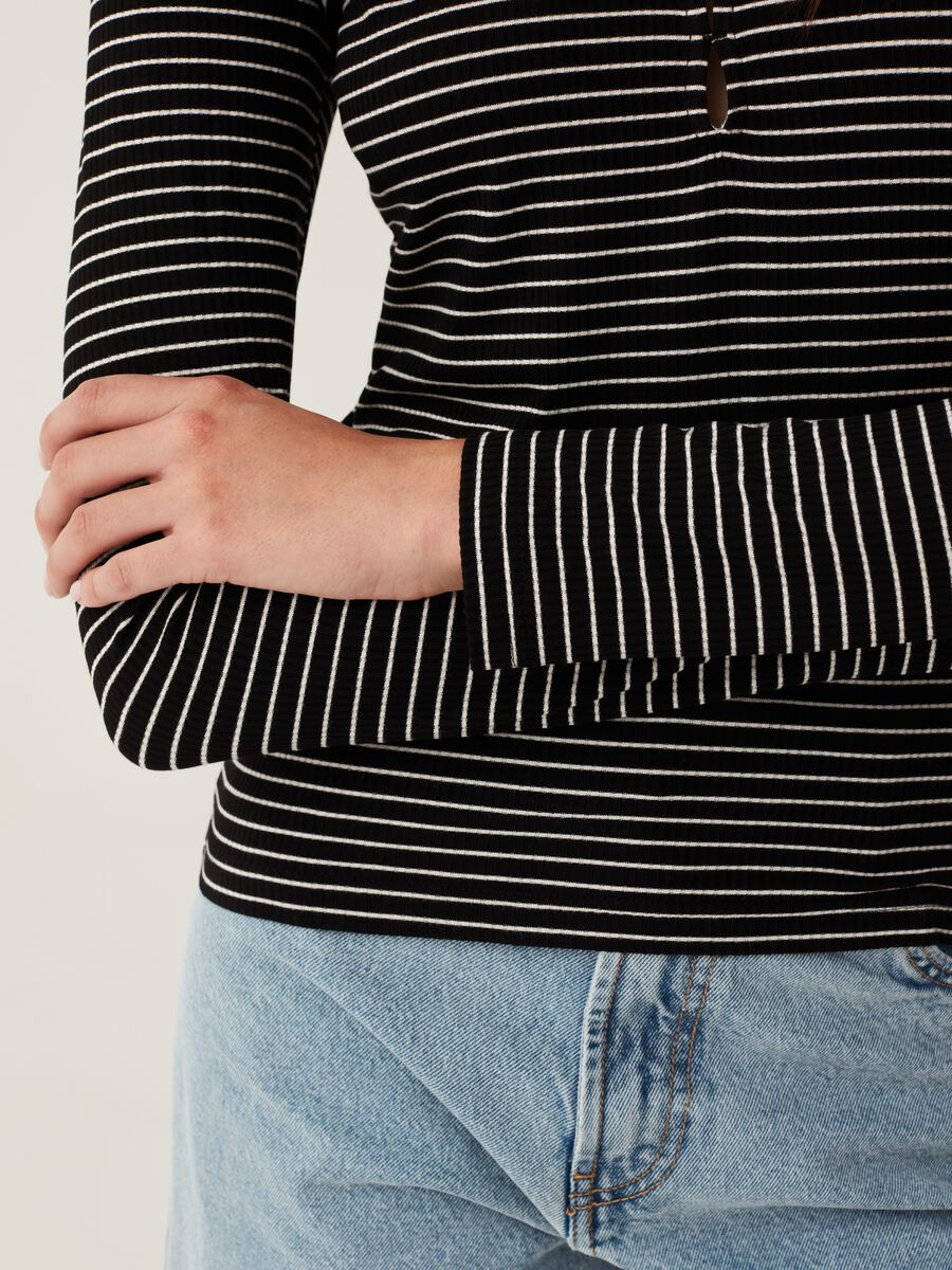 T-shirt with thin stripes and cut out details_3