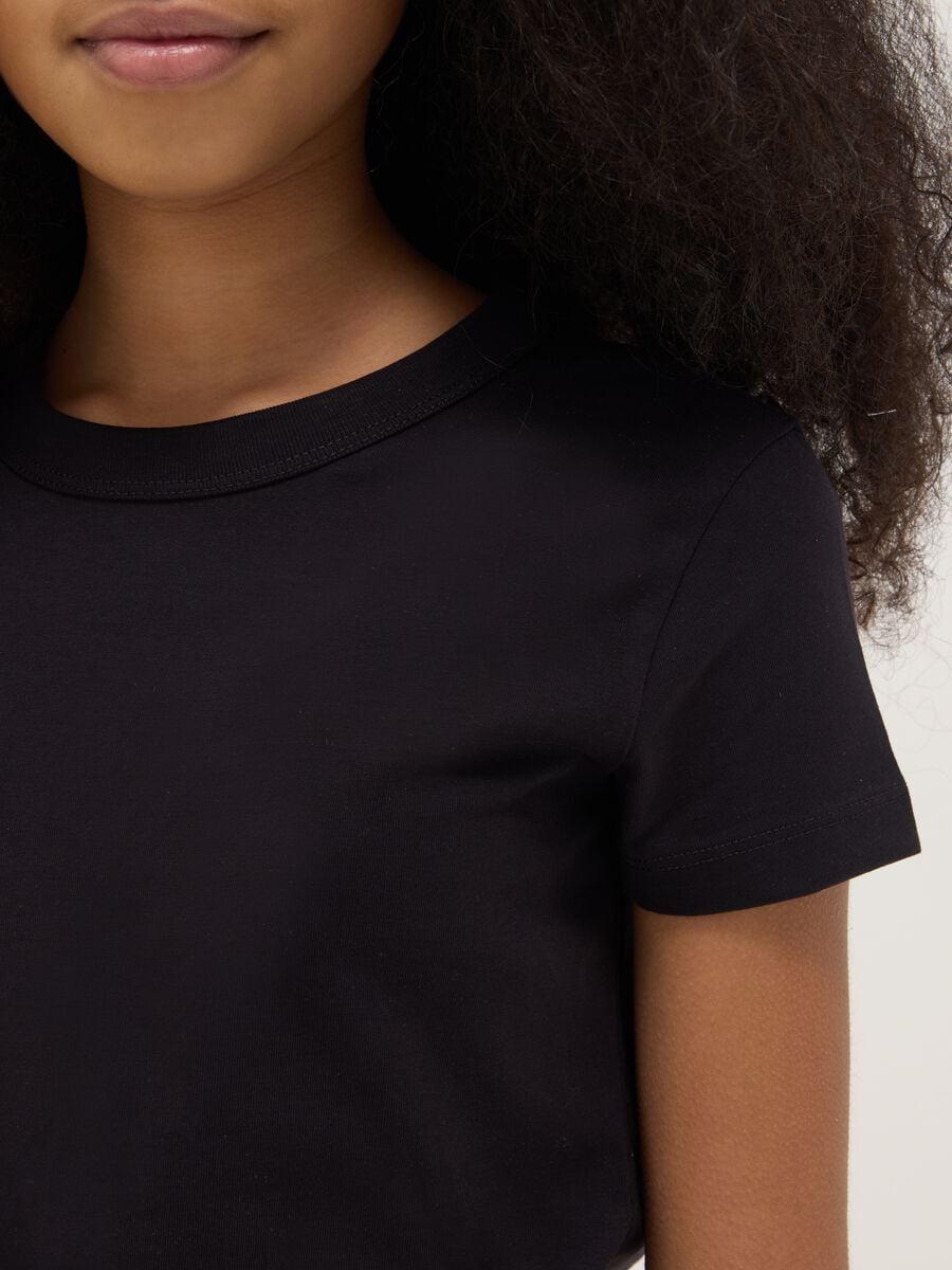 T-shirt de menina em mistura de algod&atilde;o preto corte regular_2