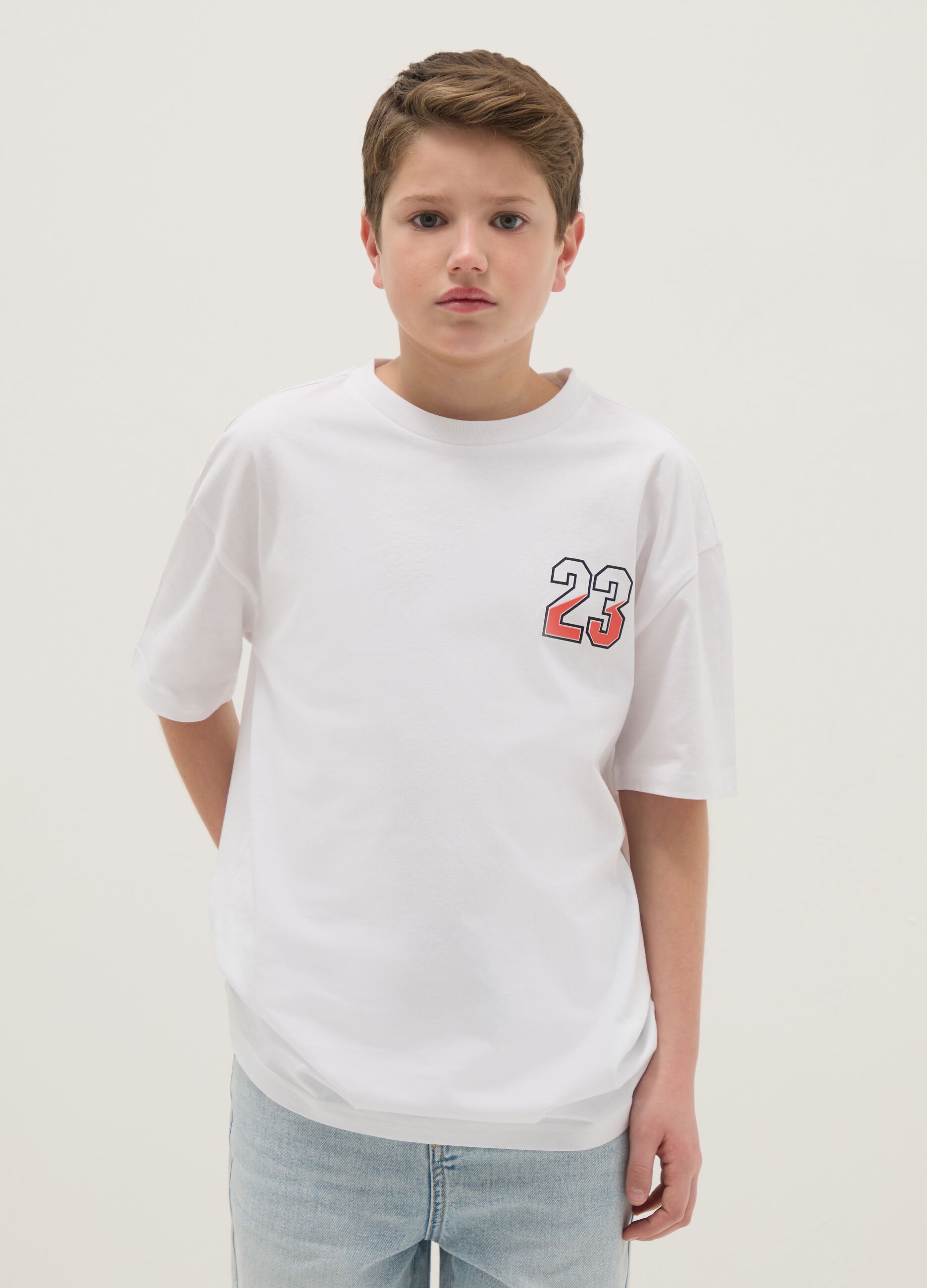 T-shirt infantil branco de algod&atilde;o puro oversized com impress&atilde;o