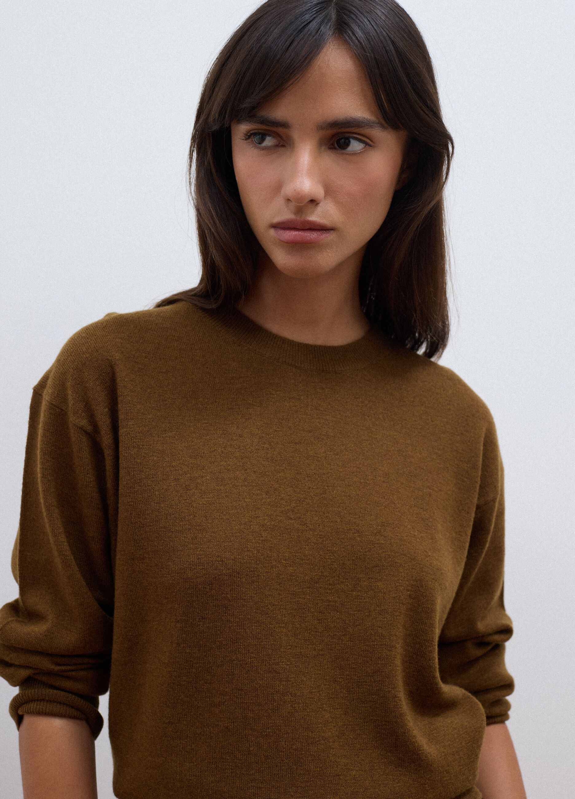 Maglia marrone in pura lana a girocollo over fit