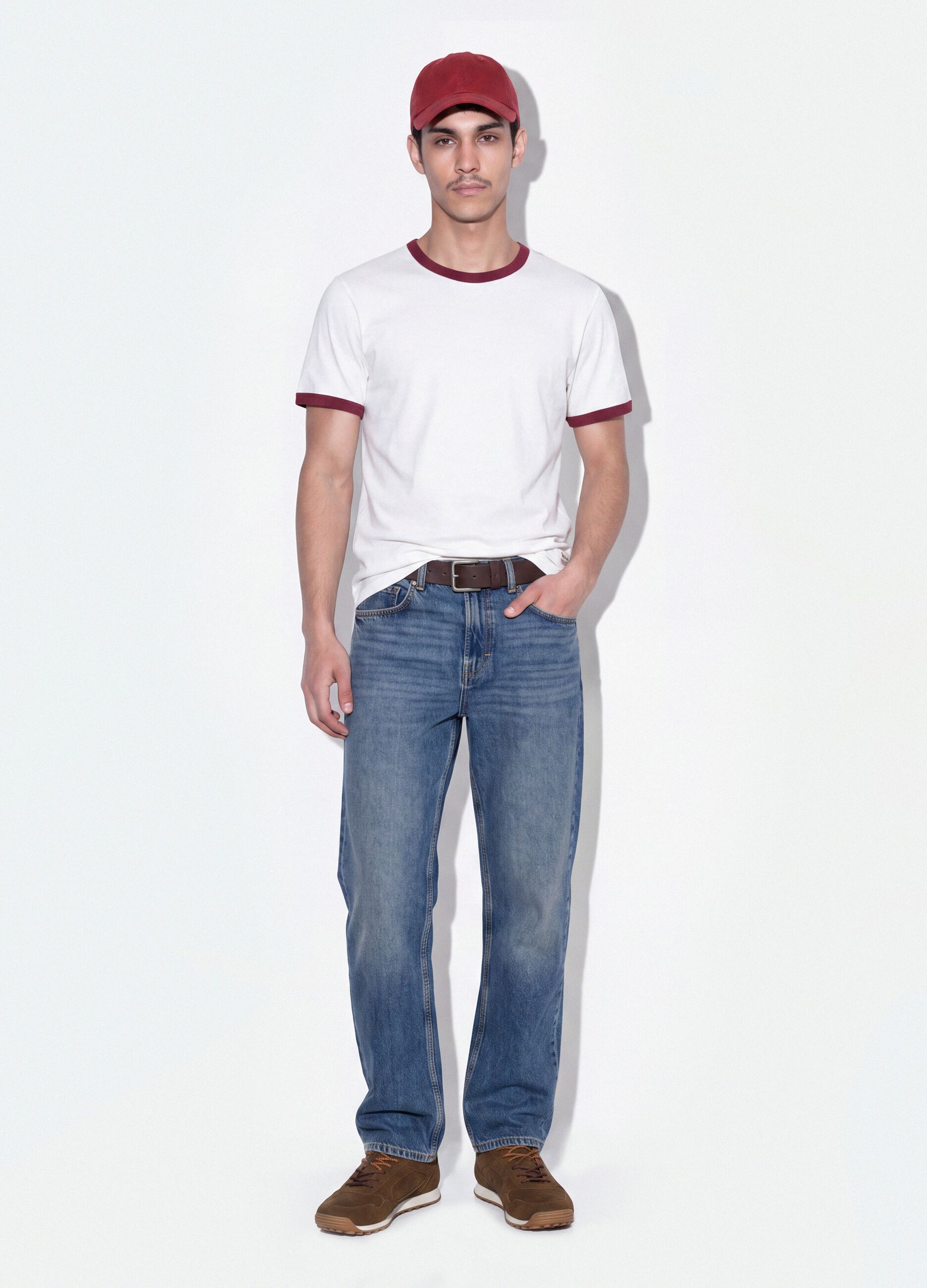 T-shirt branca fitted em algod&atilde;o puro com decote redondo