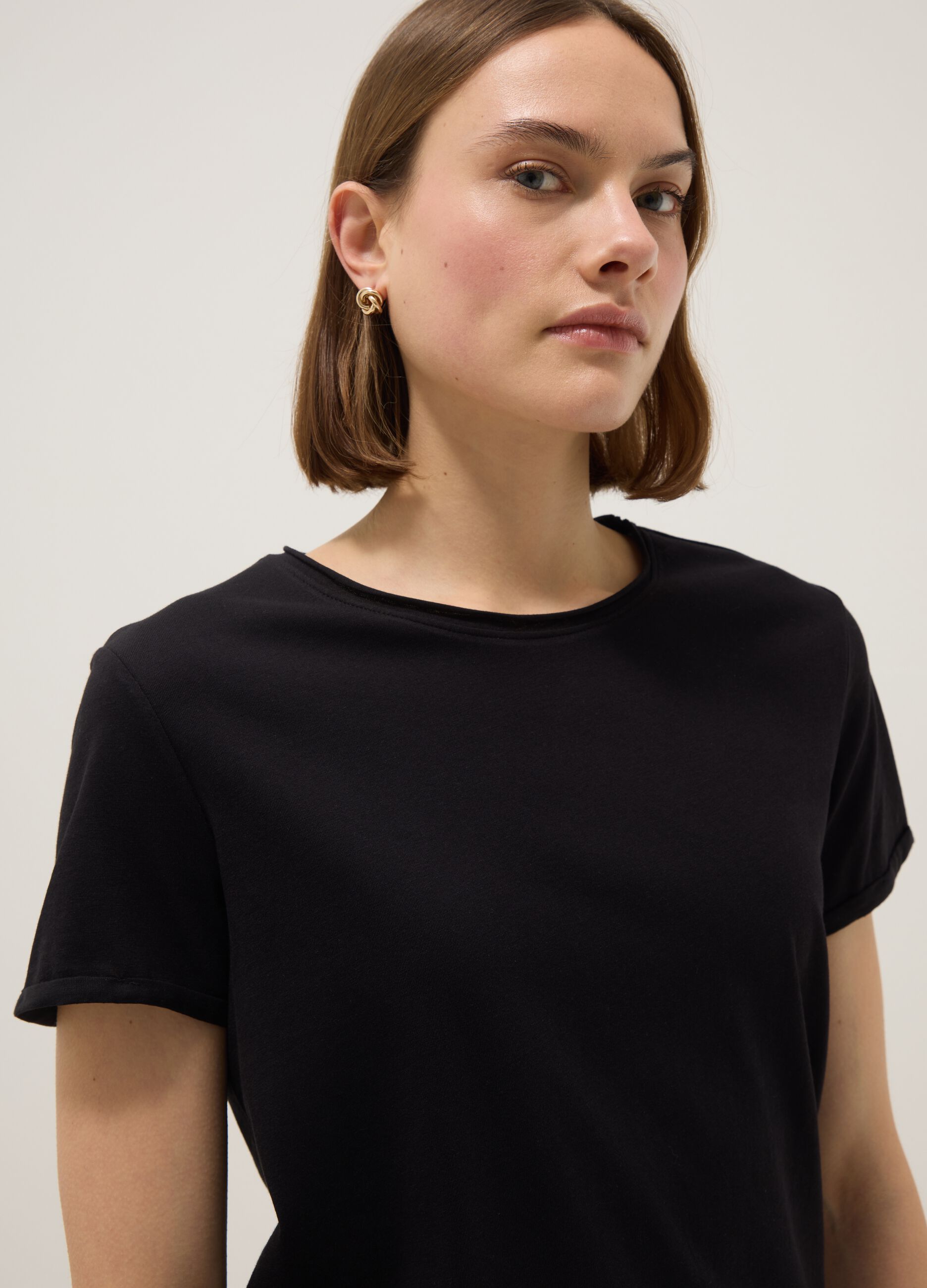 &Mu;&alpha;ύ&rho;&omicron; T-shirt &alpha;&pi;ό &kappa;&alpha;&theta;&alpha;&rho;ό &beta;&alpha;&mu;&beta;ά&kappa;&iota; &mu;&epsilon; &kappa;&omicron;&nu;&tau;ά &mu;&alpha;&nu;ί&kappa;&iota;&alpha;, &kappa;&alpha;&nu;&omicron;&nu;&iota;&kappa;ή &gamma;&rho;&alpha;&mu;&mu;ή