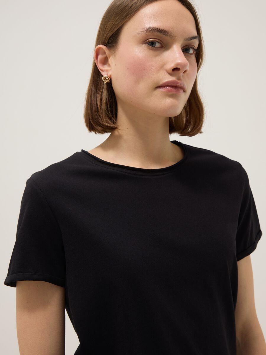 &Mu;&alpha;ύ&rho;&omicron; T-shirt &alpha;&pi;ό &kappa;&alpha;&theta;&alpha;&rho;ό &beta;&alpha;&mu;&beta;ά&kappa;&iota; &mu;&epsilon; &kappa;&omicron;&nu;&tau;ά &mu;&alpha;&nu;ί&kappa;&iota;&alpha;, &kappa;&alpha;&nu;&omicron;&nu;&iota;&kappa;ή &gamma;&rho;&alpha;&mu;&mu;ή_0