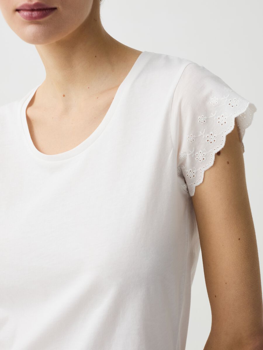 Jersey pyjama top with broderie anglaise edging_1