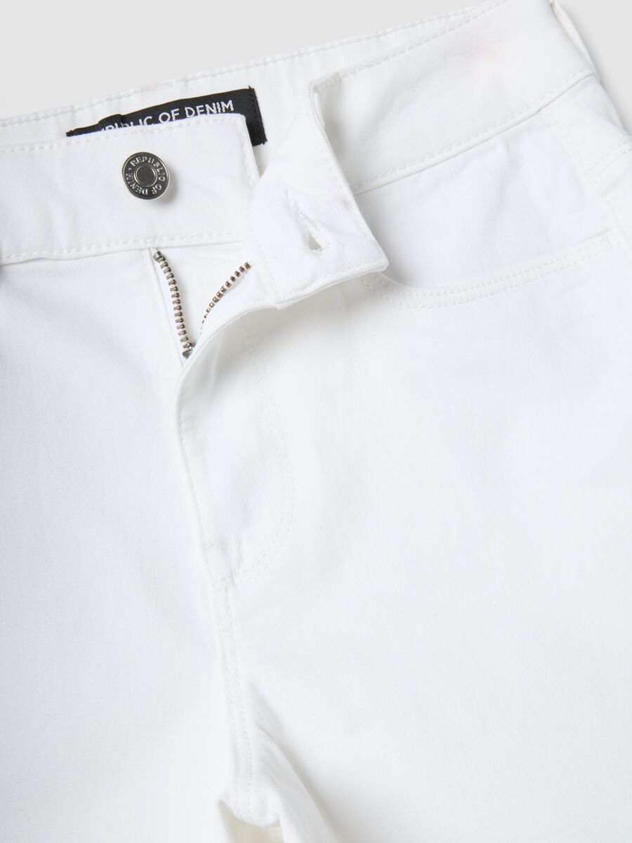 White stretch-cotton denim shorts, regular fit_5