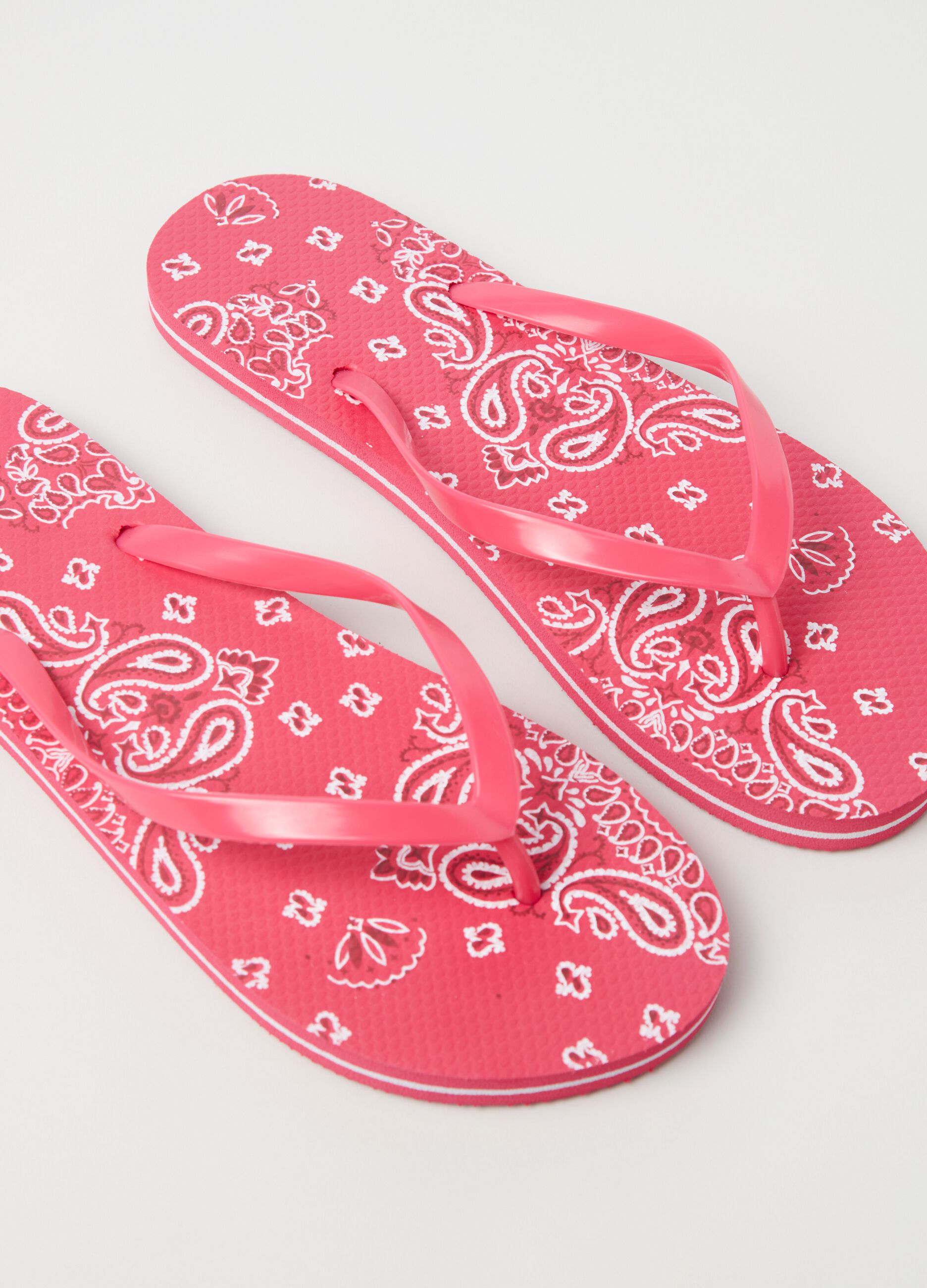 Thong sandals with cashmere print