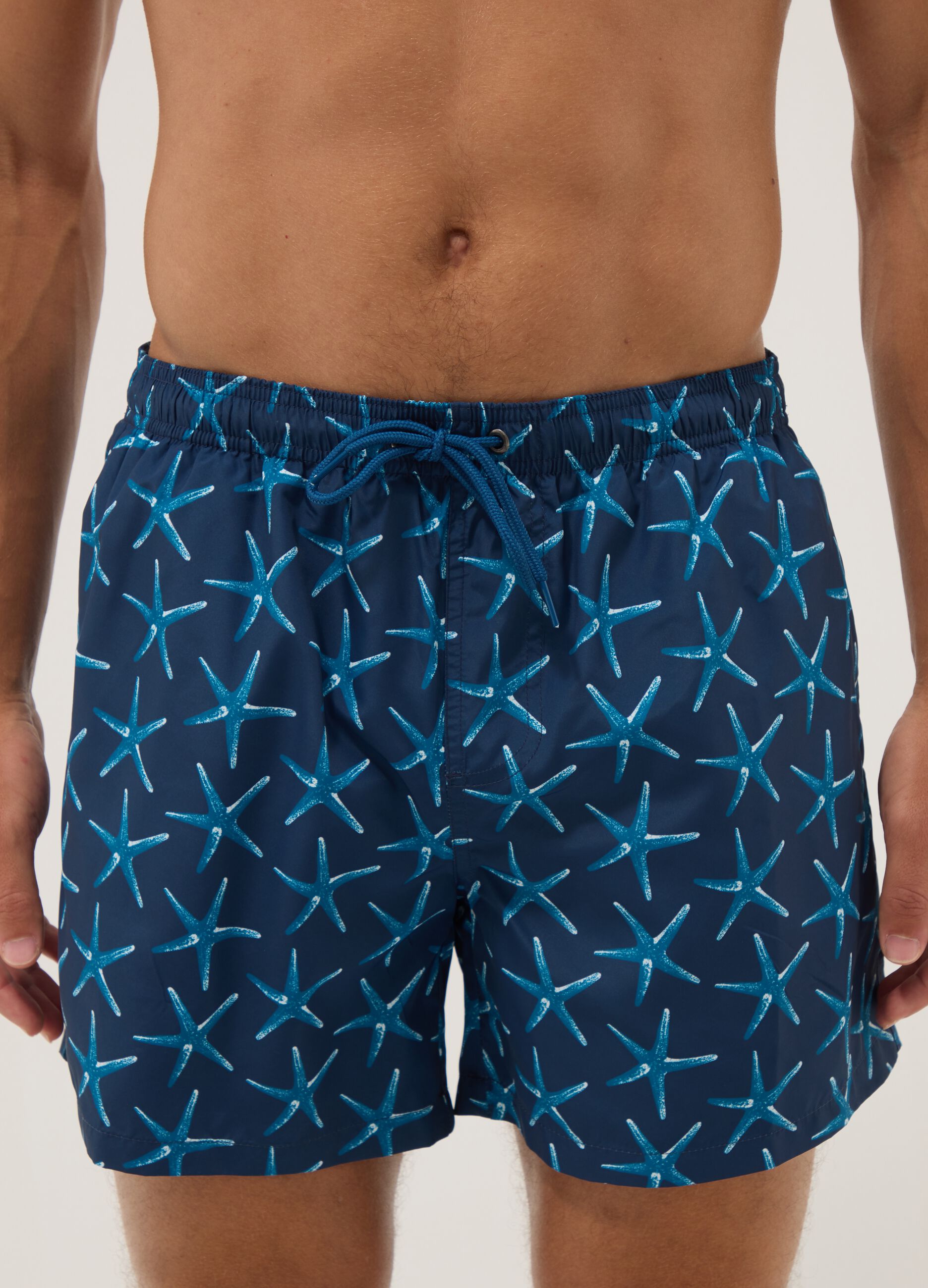 Blaue Boxer-Badeshorts mit Seestern-Print