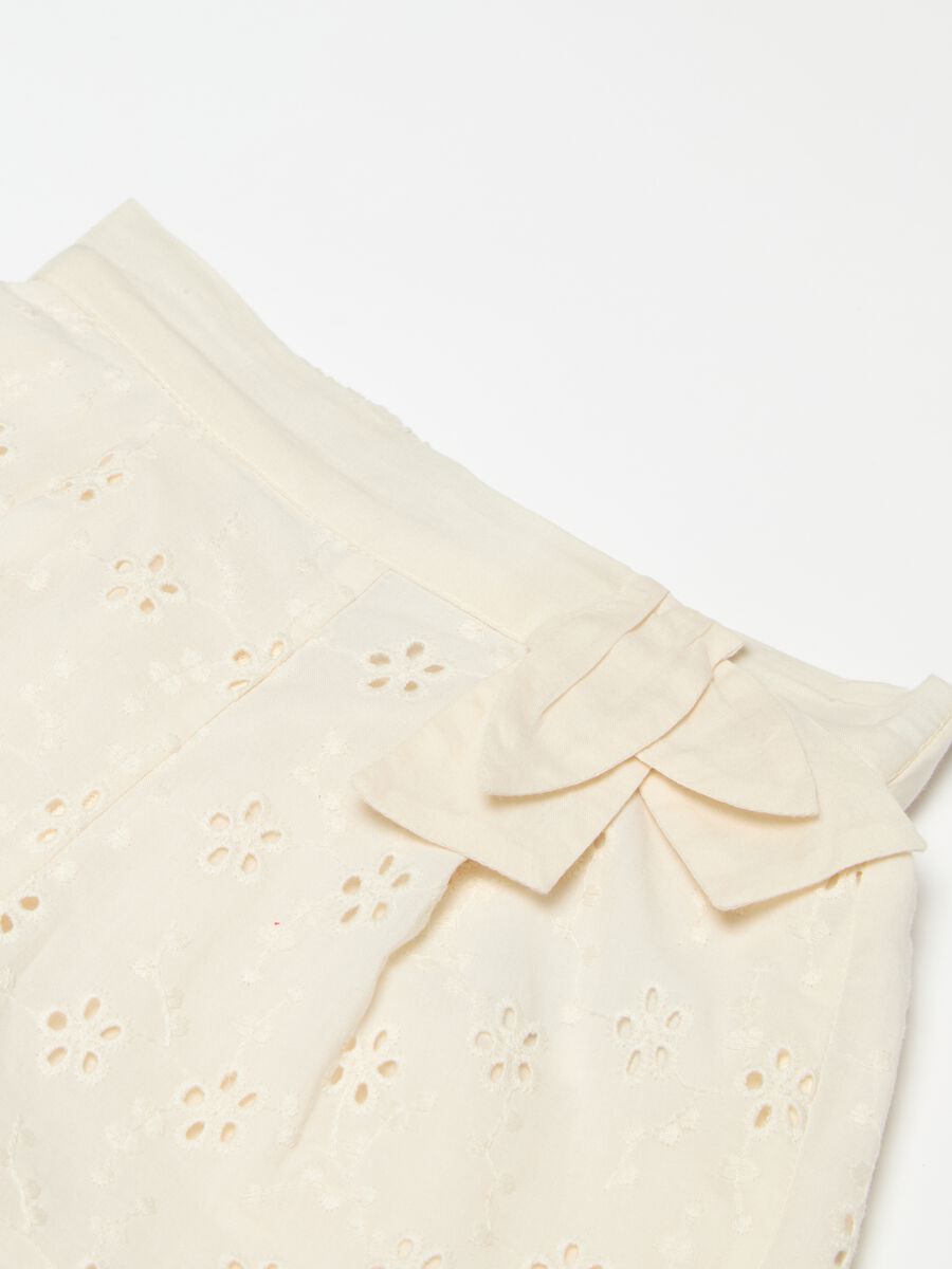 Shorts de algodón bordado inglés con lazo_2