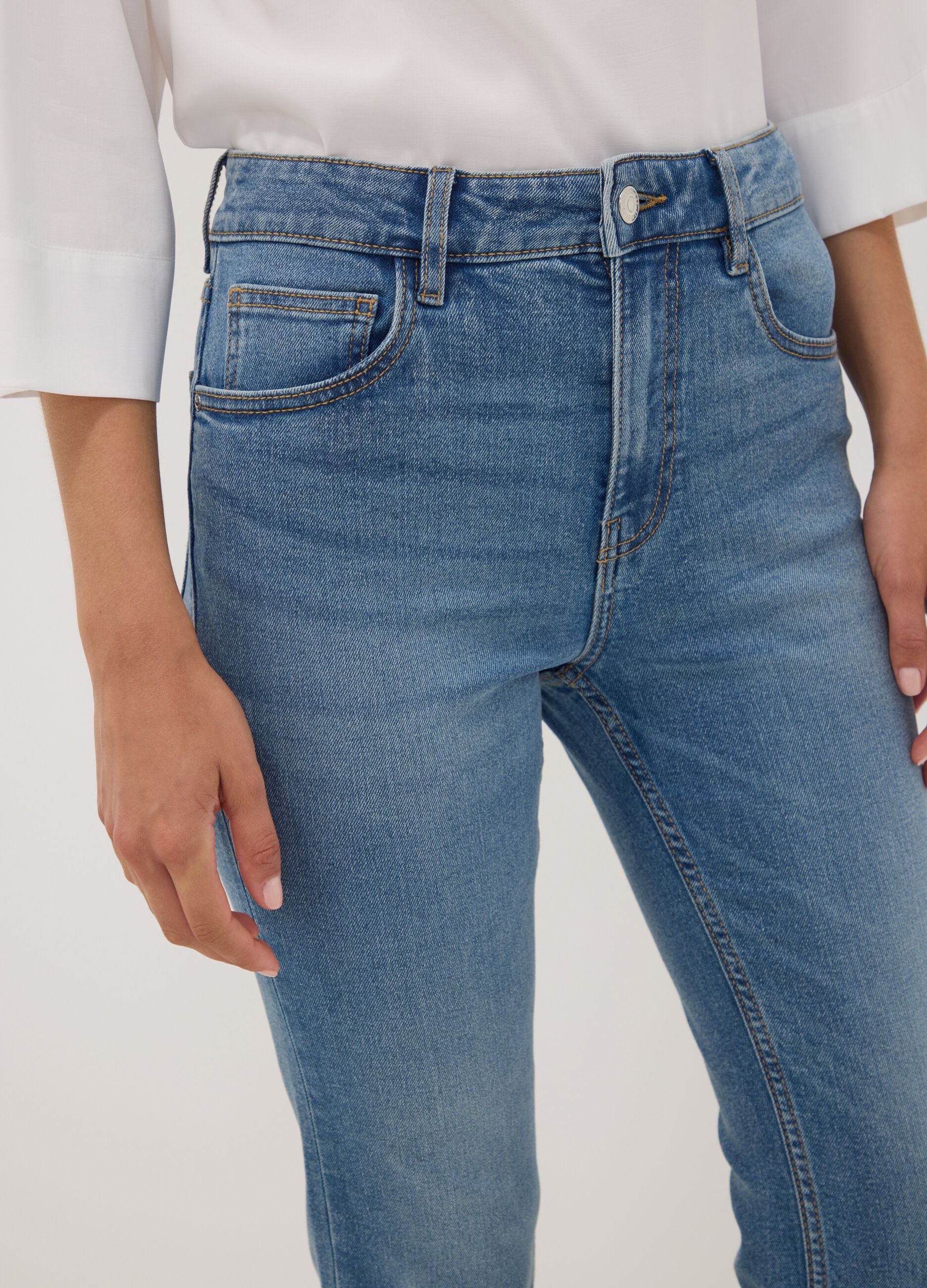&Alpha;&nu;&omicron;&iota;&chi;&tau;ό &mu;&pi;&lambda;&epsilon; cropped slim-fit &tau;&zeta;&iota;&nu; &alpha;&pi;ό &epsilon;&lambda;&alpha;&sigma;&tau;&iota;&kappa;ό &beta;&alpha;&mu;&beta;ά&kappa;&iota; &kappa;&alpha;&iota; &beta;&iota;&sigma;&kappa;ό&zeta;&eta;
