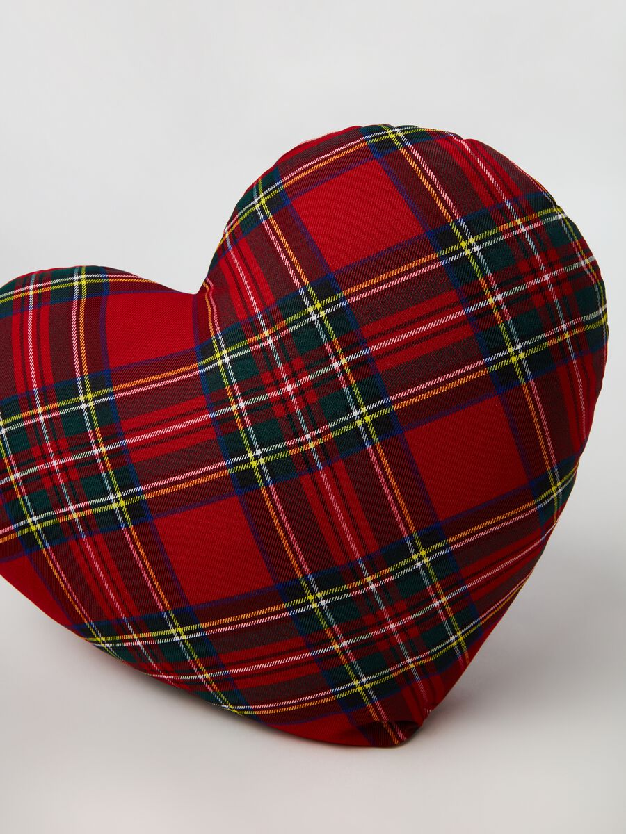 Heart-shaped cushion with tartan pattern_1