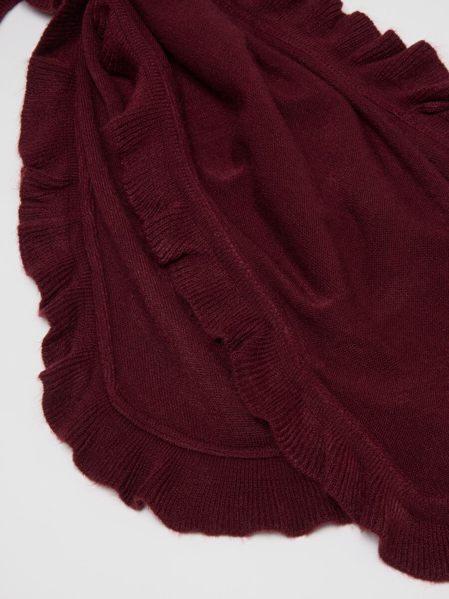 Red scarf with ruffles_2