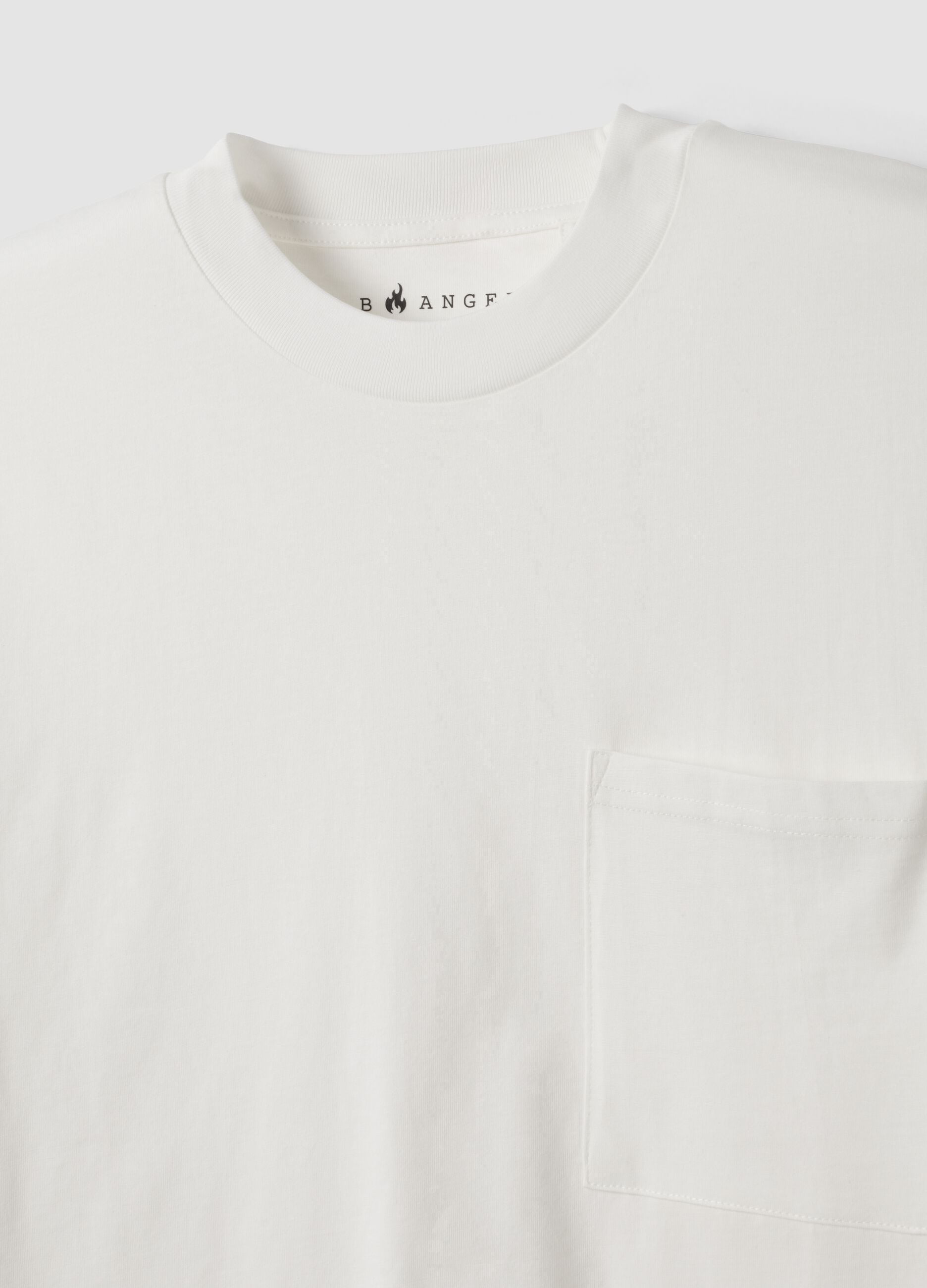 T-shirt branca em algod&atilde;o puro com gola redonda e bolso, corte boxy