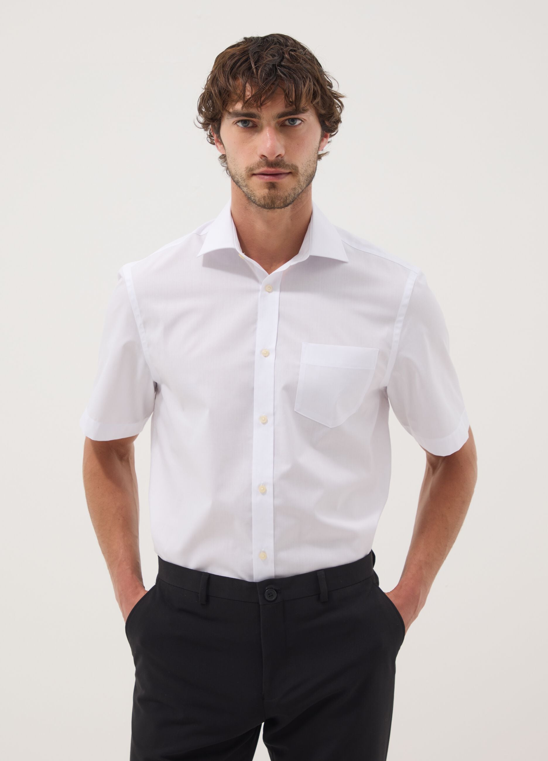 White regular-fit short-sleeve shirt with classic collar